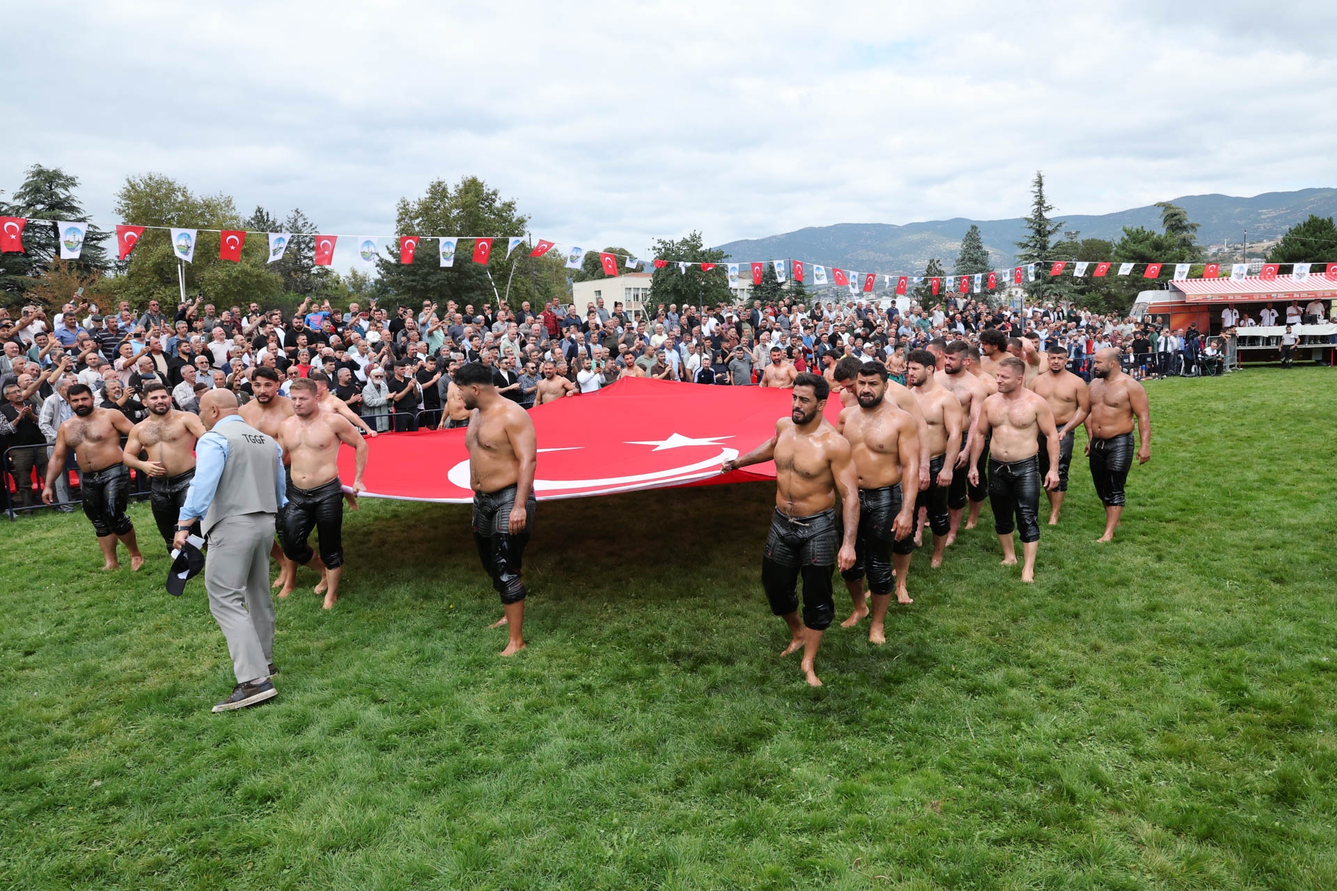 PEHLİVANLAR TOKAT’TA ER MEYDANINDA SAHNE ALDI