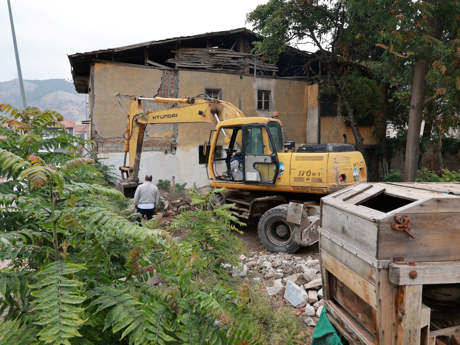 SULUSOKAKTA TURİZMİ CANLANDIRACAK ADIM METRUK BİNALAR YIKILIYOR