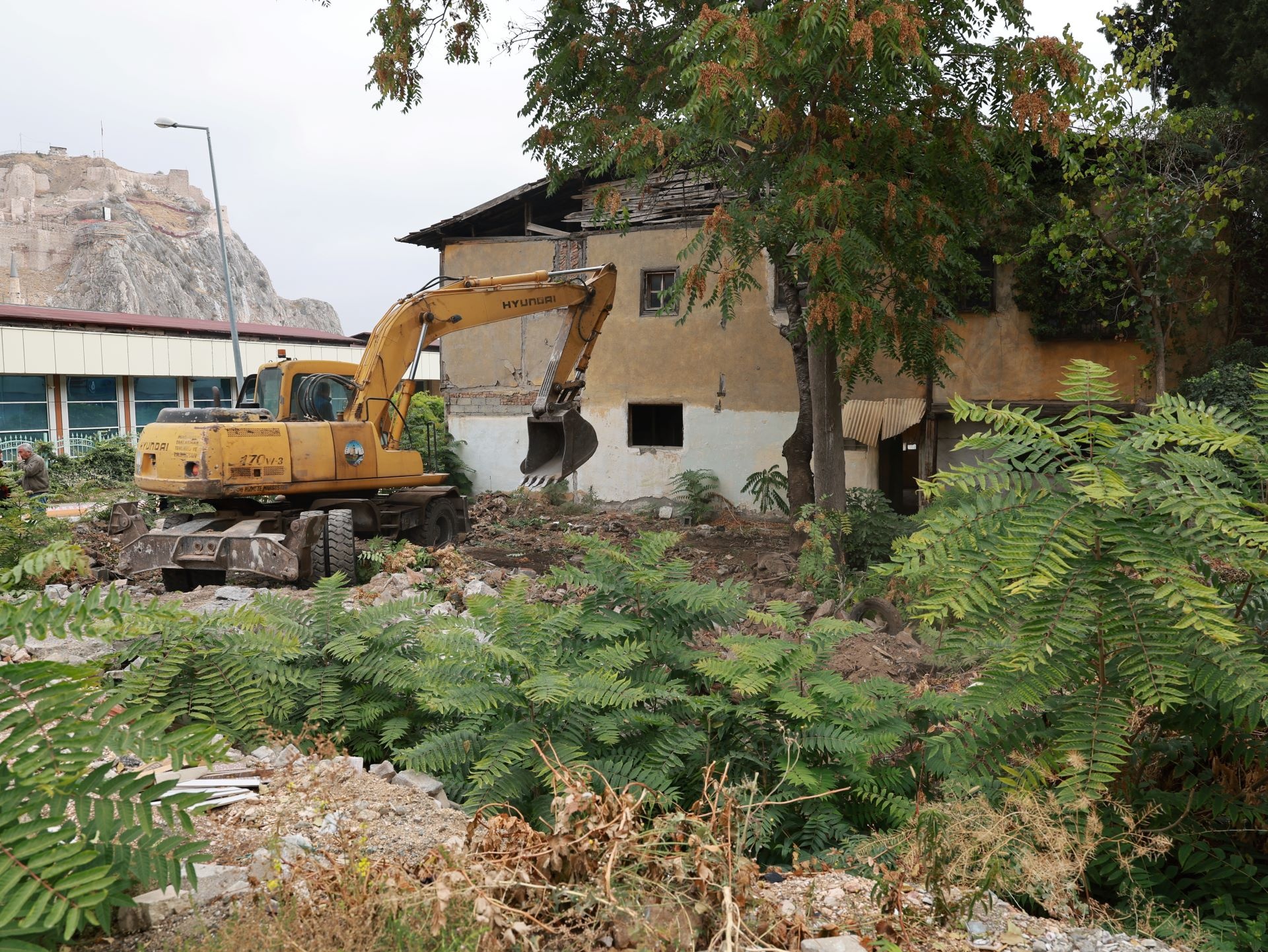 SULUSOKAKTA TURİZMİ CANLANDIRACAK ADIM METRUK BİNALAR YIKILIYOR