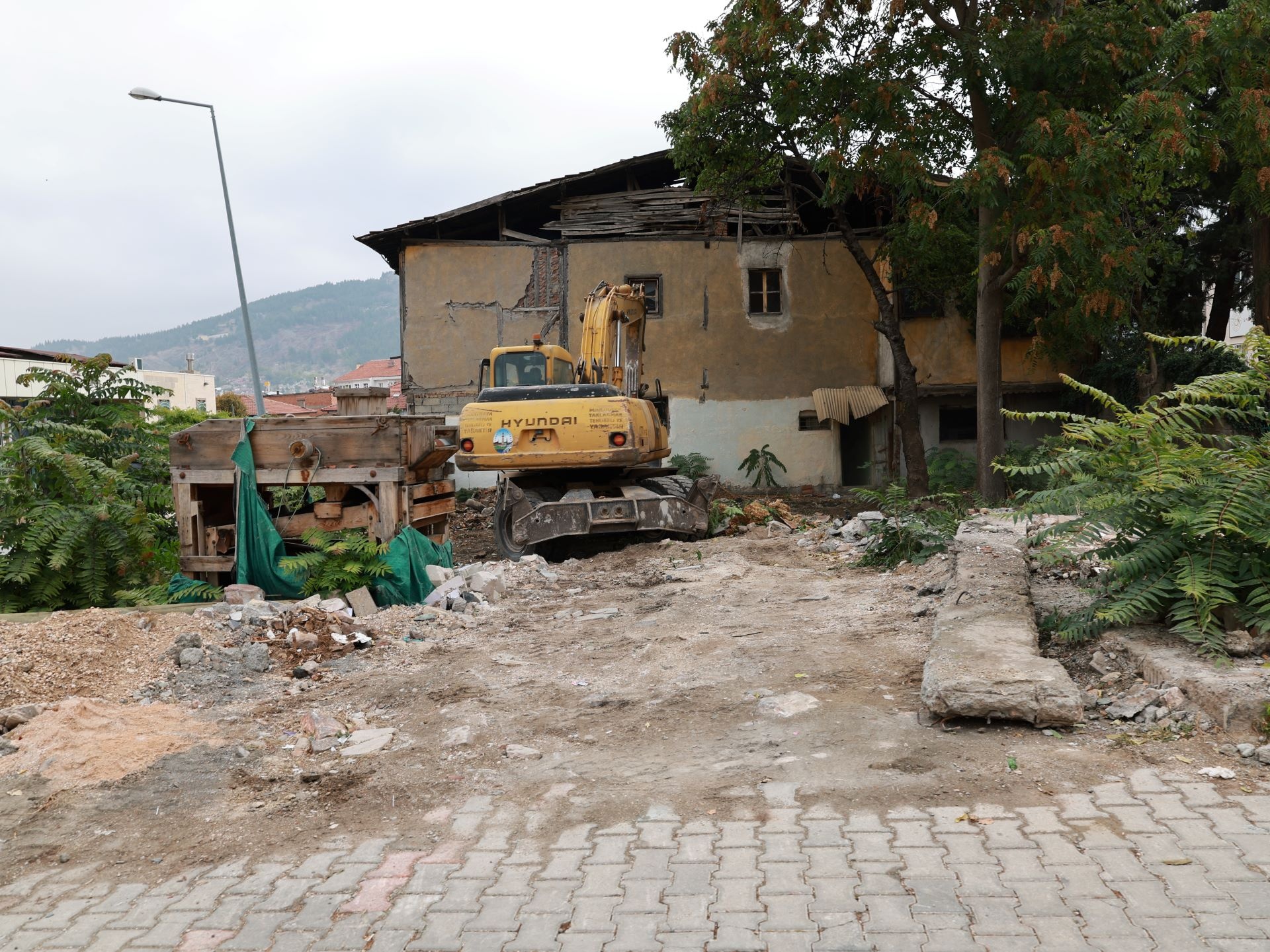 SULUSOKAKTA TURİZMİ CANLANDIRACAK ADIM METRUK BİNALAR YIKILIYOR