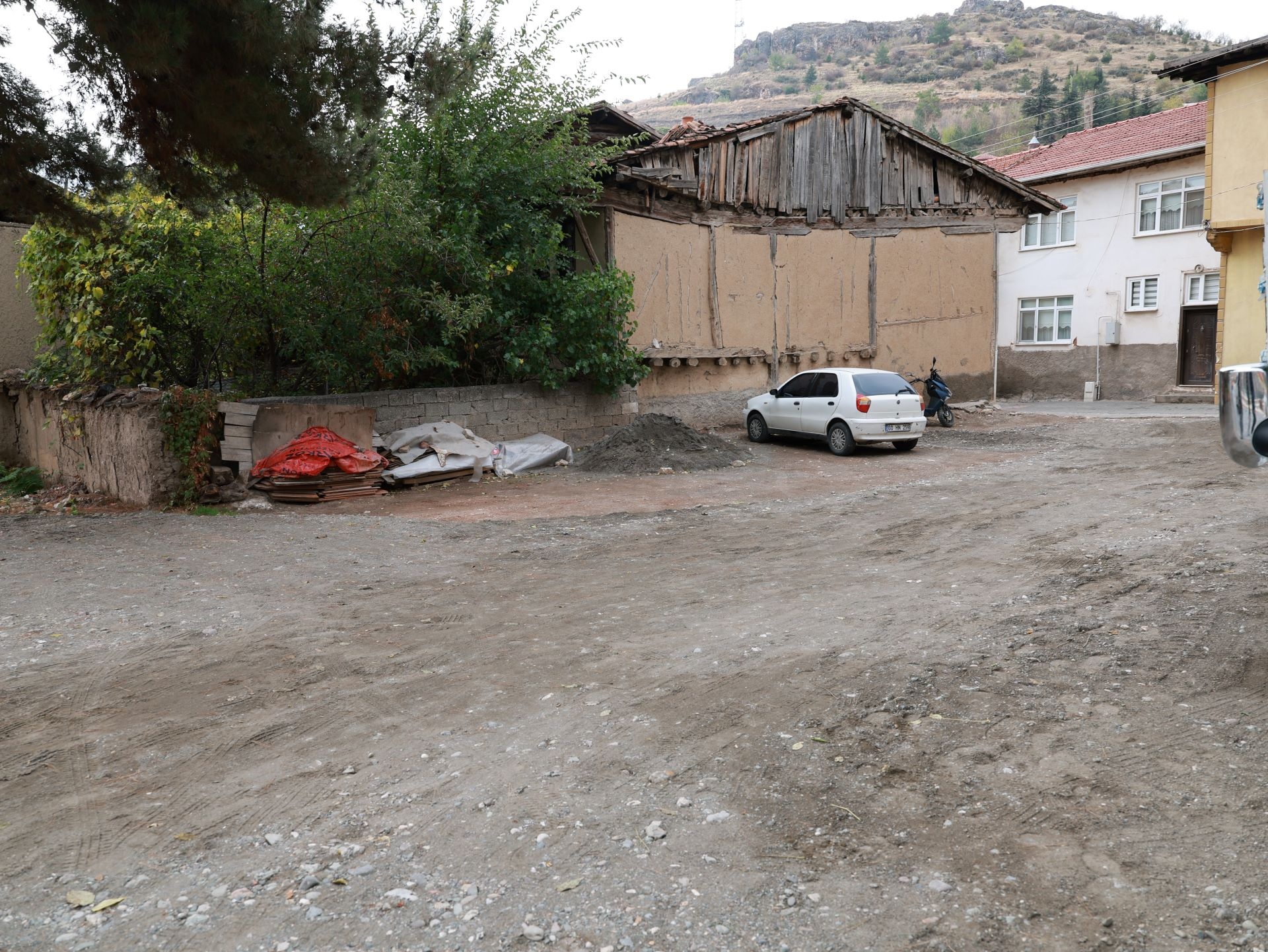 SULUSOKAKTA TURİZMİ CANLANDIRACAK ADIM METRUK BİNALAR YIKILIYOR