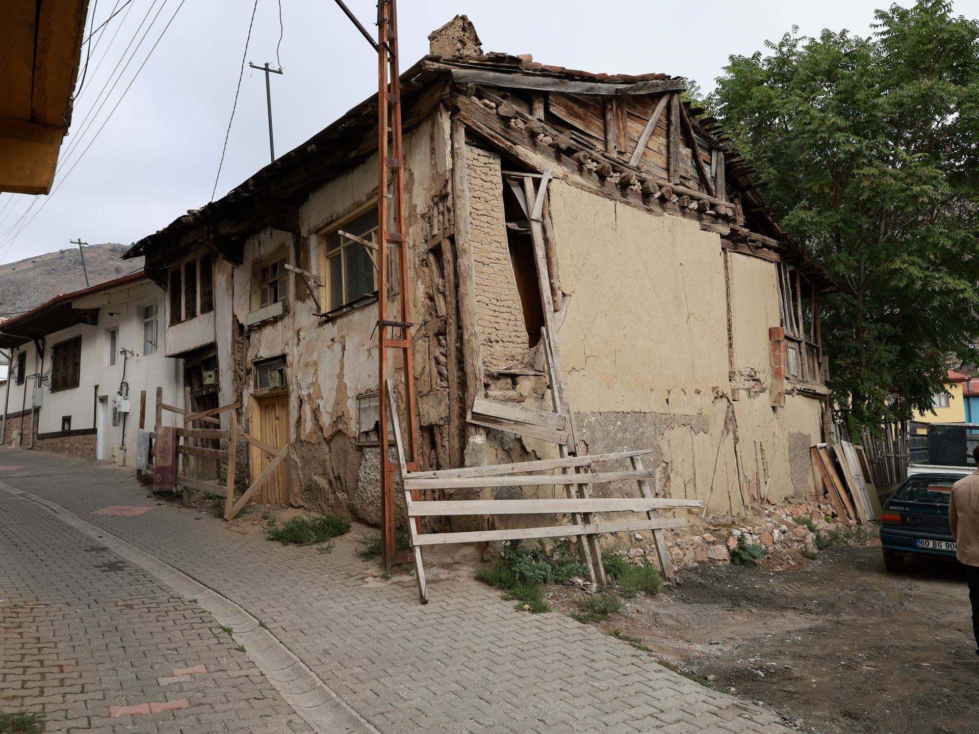 SULUSOKAKTA TURİZMİ CANLANDIRACAK ADIM METRUK BİNALAR YIKILIYOR