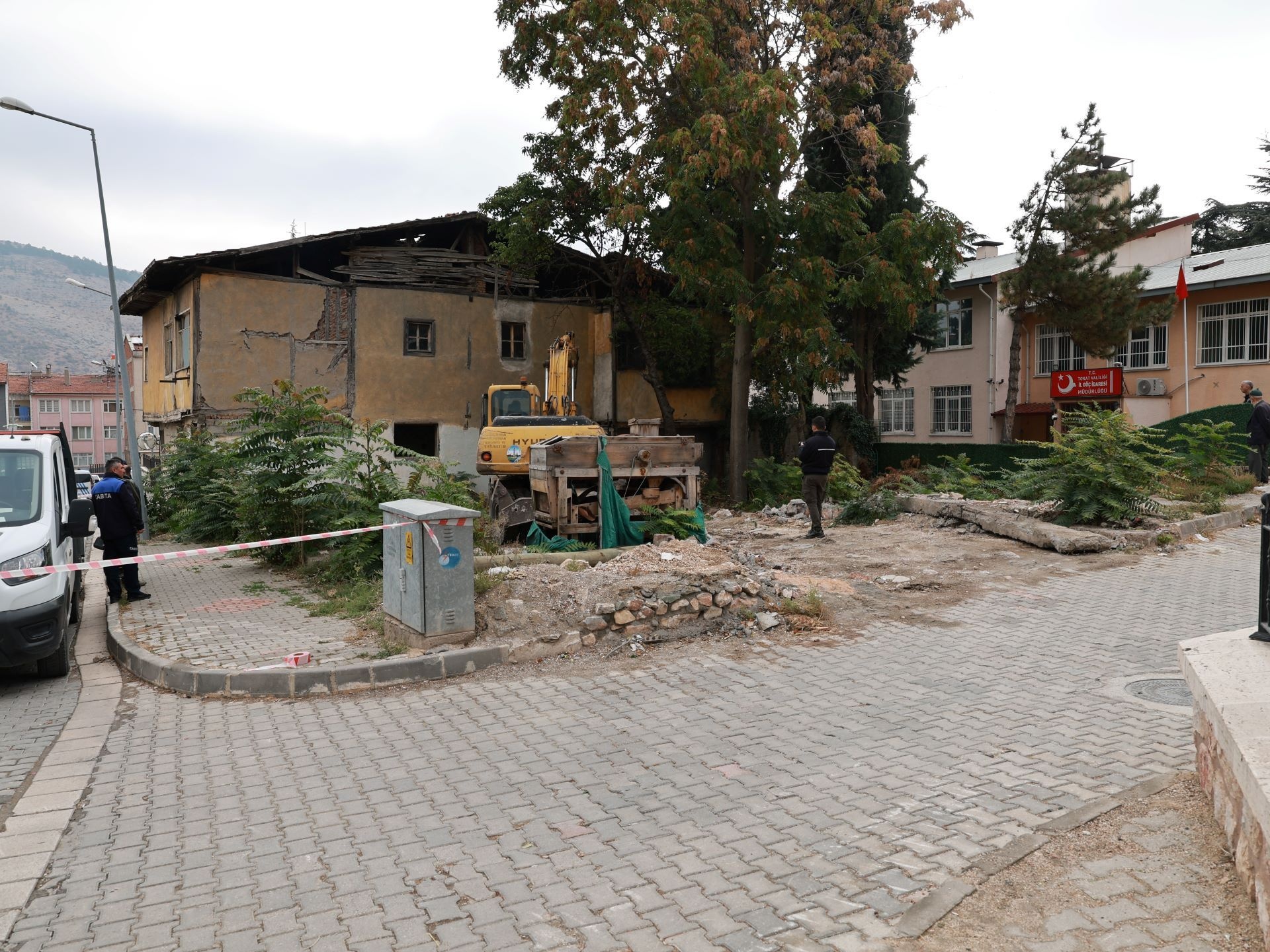 SULUSOKAKTA TURİZMİ CANLANDIRACAK ADIM METRUK BİNALAR YIKILIYOR