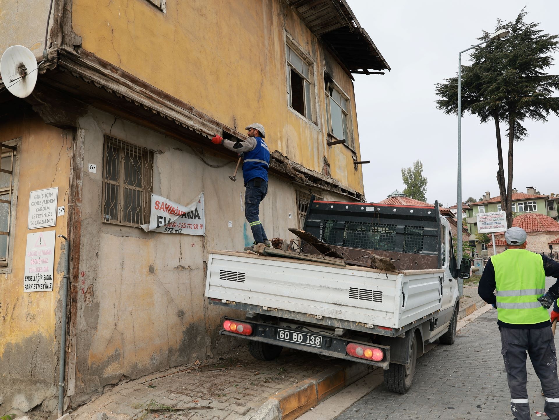 SULUSOKAKTA TURİZMİ CANLANDIRACAK ADIM METRUK BİNALAR YIKILIYOR