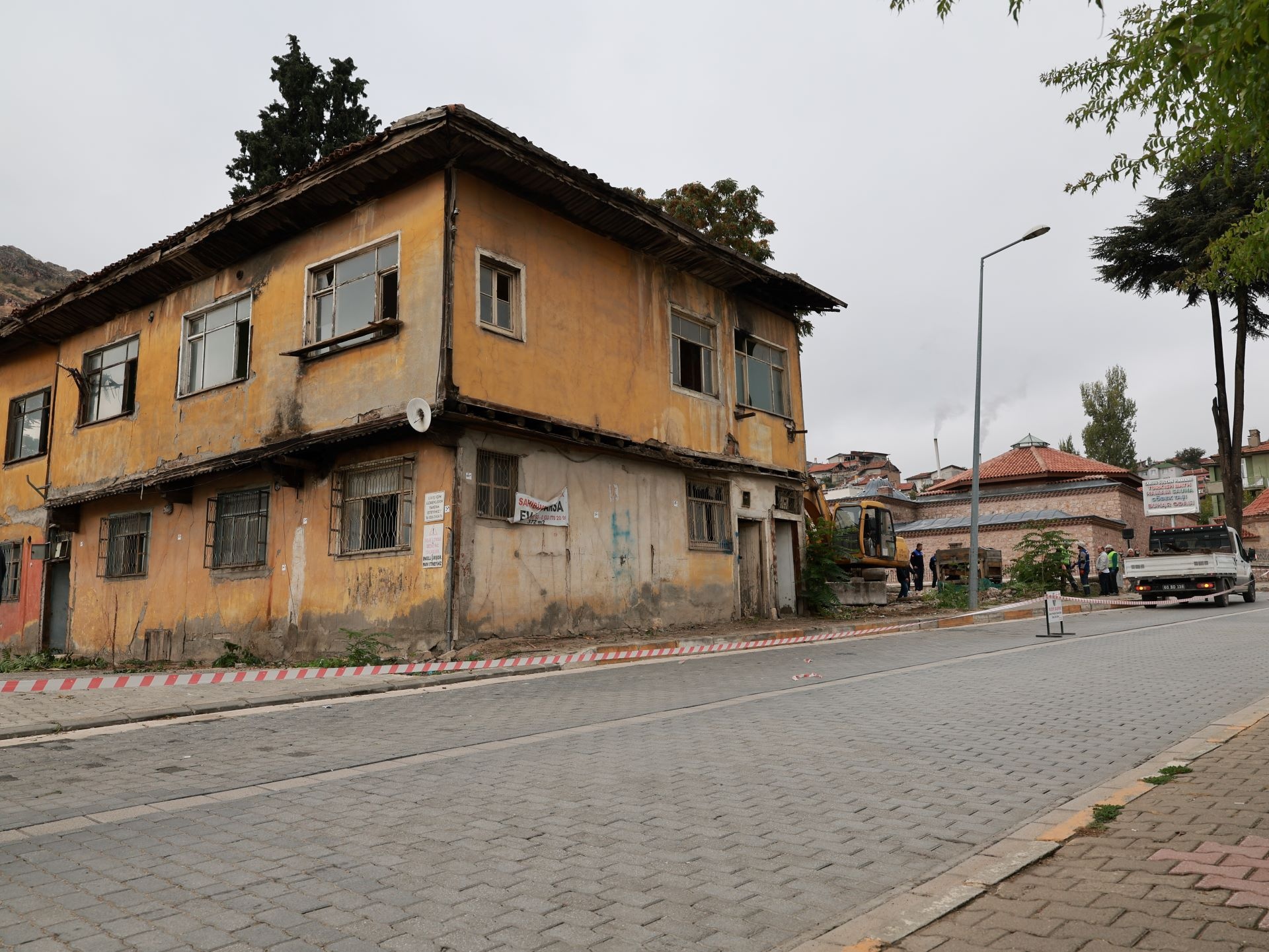 SULUSOKAKTA TURİZMİ CANLANDIRACAK ADIM METRUK BİNALAR YIKILIYOR