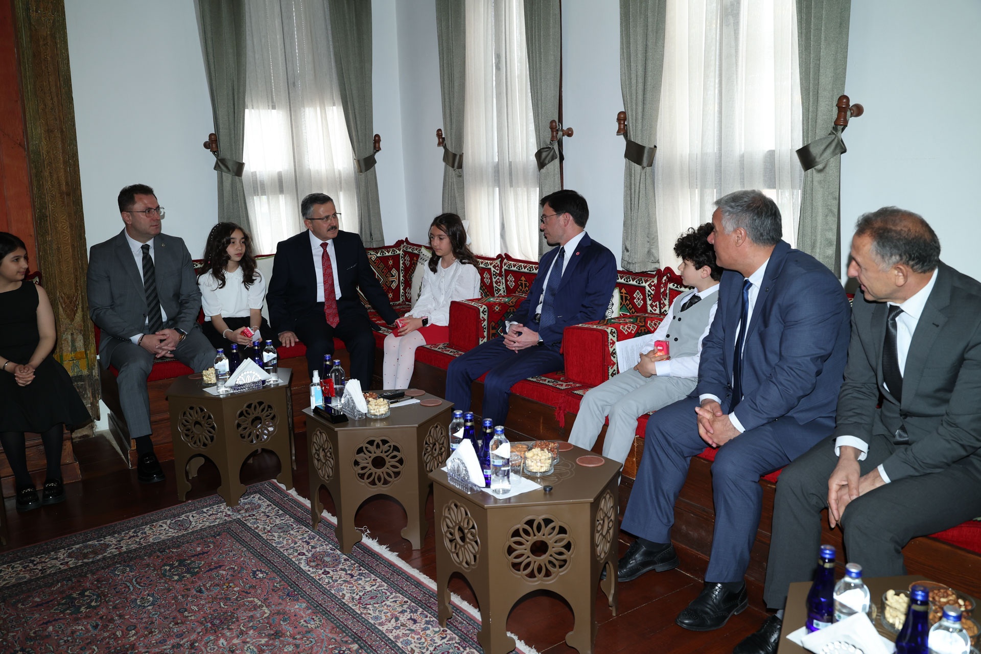 TEMSİLİ BAŞKAN MİNİK YUSUF ALİ ERGÜN BAŞKANLIK KOLTUĞUNDA