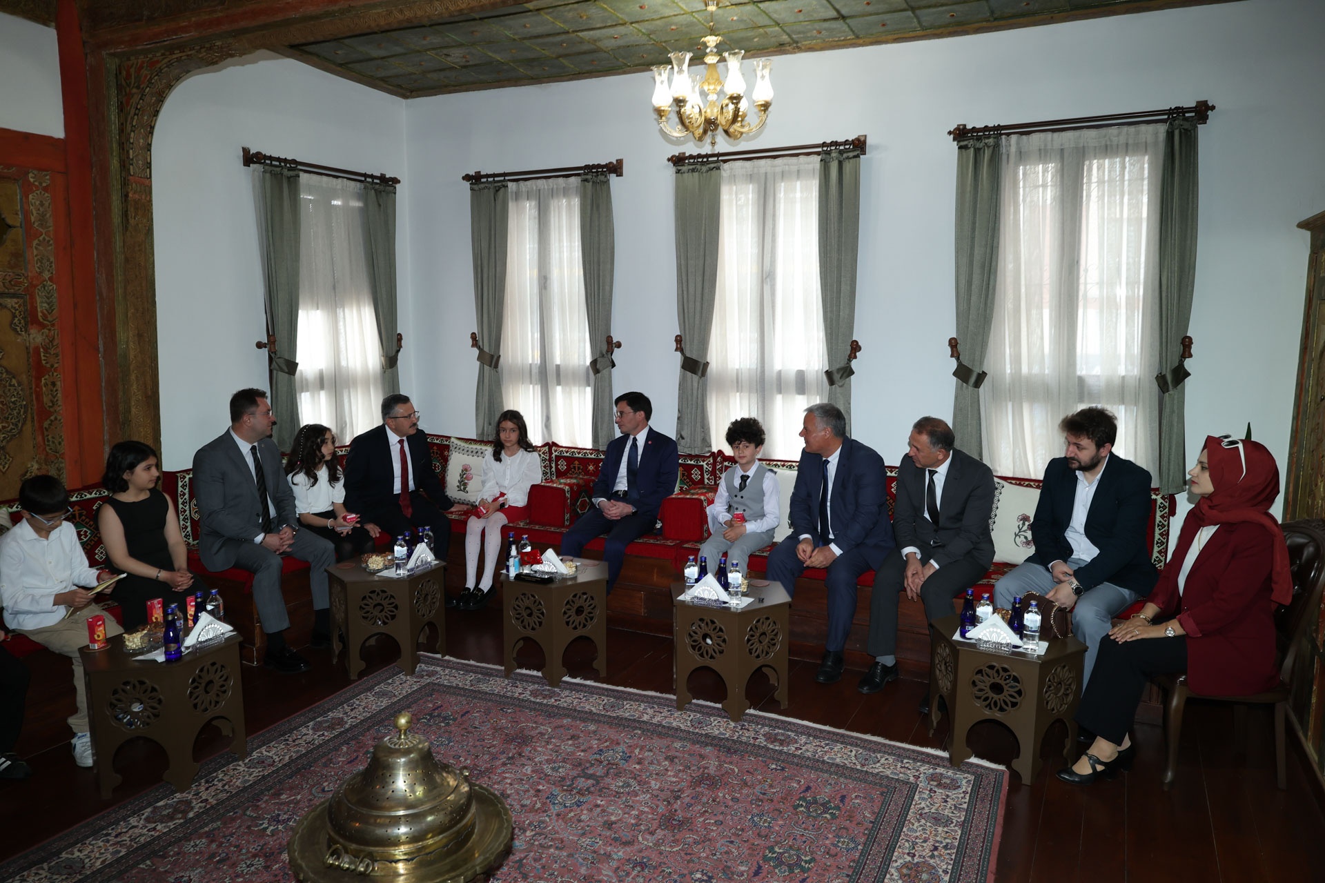 TEMSİLİ BAŞKAN MİNİK YUSUF ALİ ERGÜN BAŞKANLIK KOLTUĞUNDA