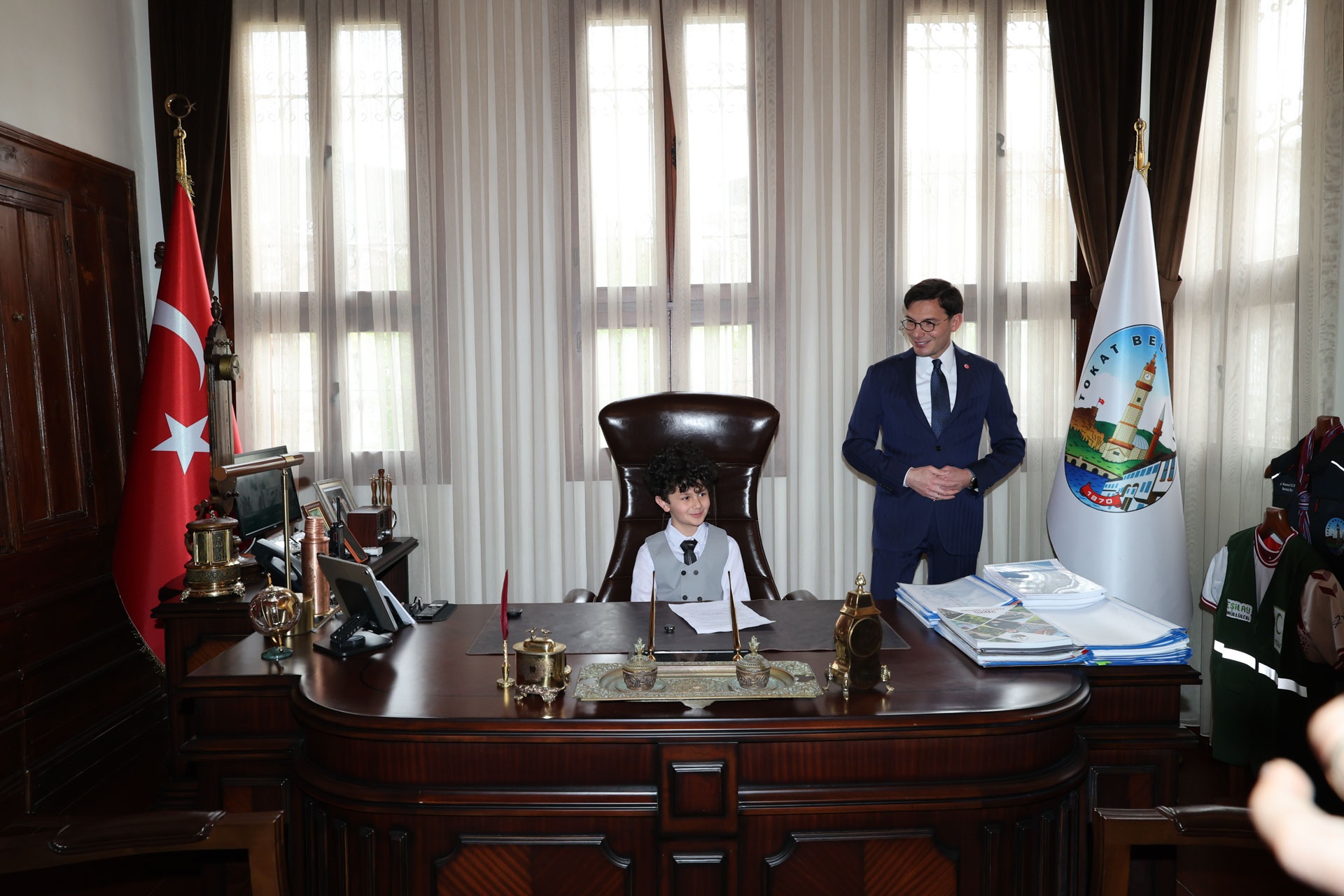 TEMSİLİ BAŞKAN MİNİK YUSUF ALİ ERGÜN BAŞKANLIK KOLTUĞUNDA