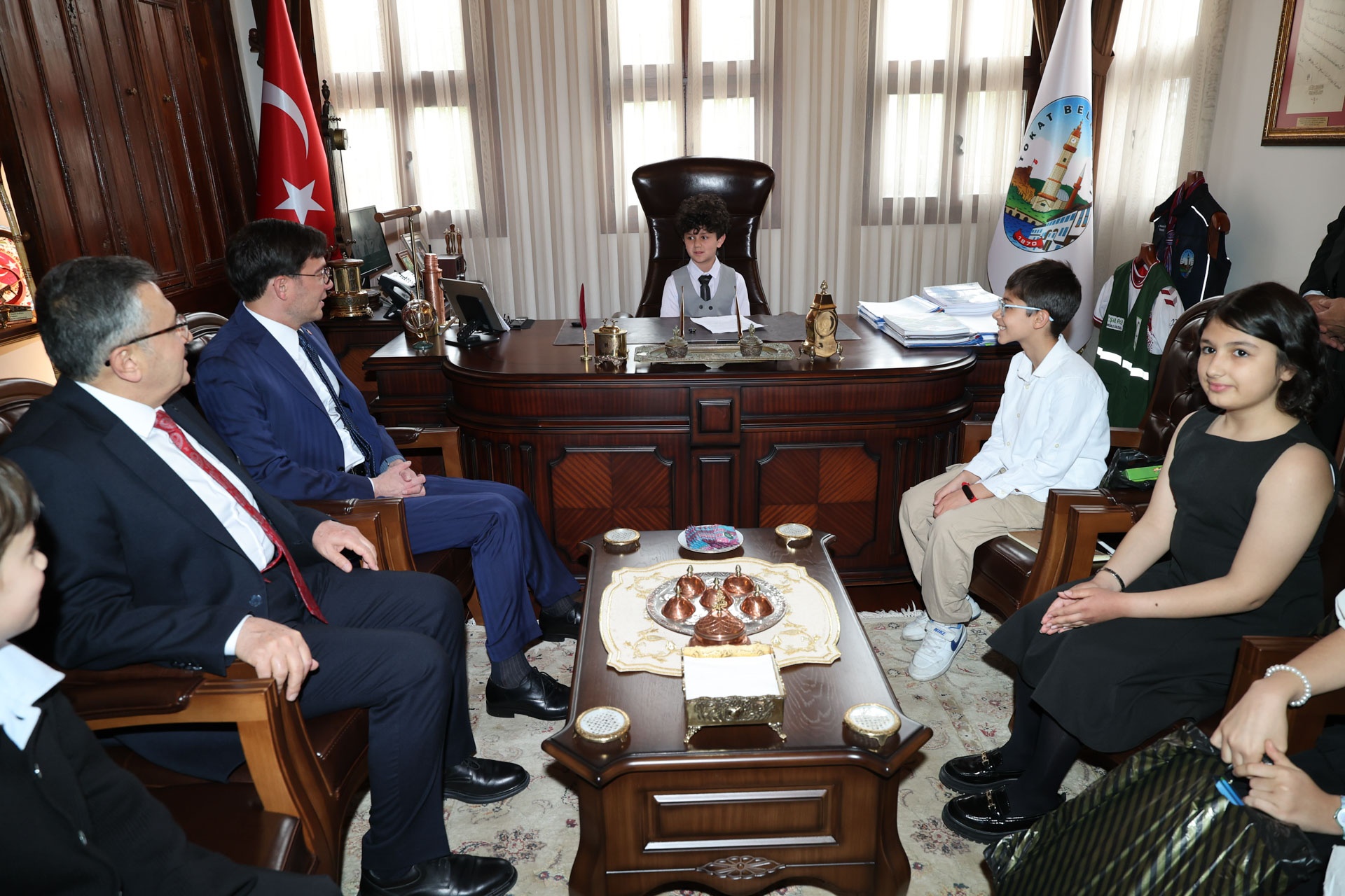 TEMSİLİ BAŞKAN MİNİK YUSUF ALİ ERGÜN BAŞKANLIK KOLTUĞUNDA