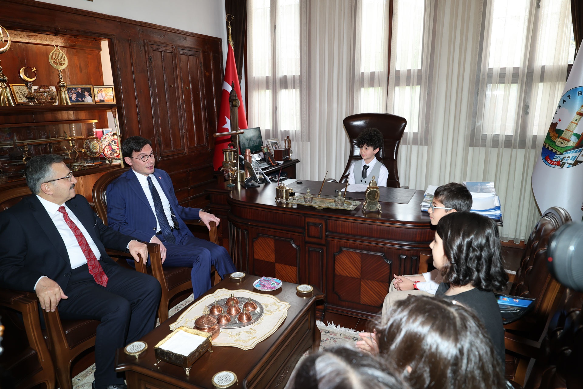 TEMSİLİ BAŞKAN MİNİK YUSUF ALİ ERGÜN BAŞKANLIK KOLTUĞUNDA