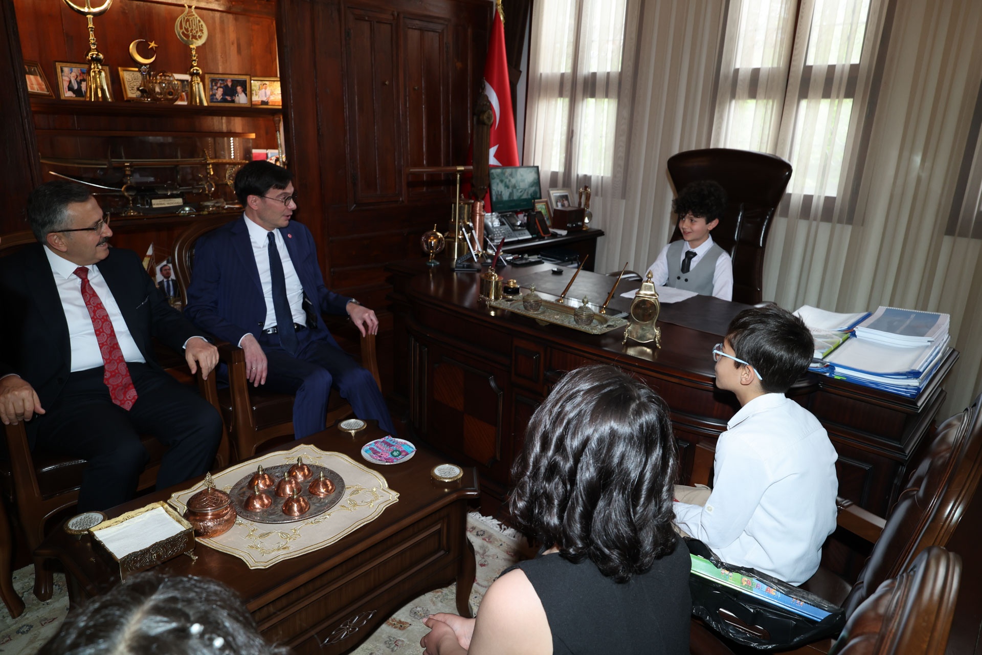 TEMSİLİ BAŞKAN MİNİK YUSUF ALİ ERGÜN BAŞKANLIK KOLTUĞUNDA