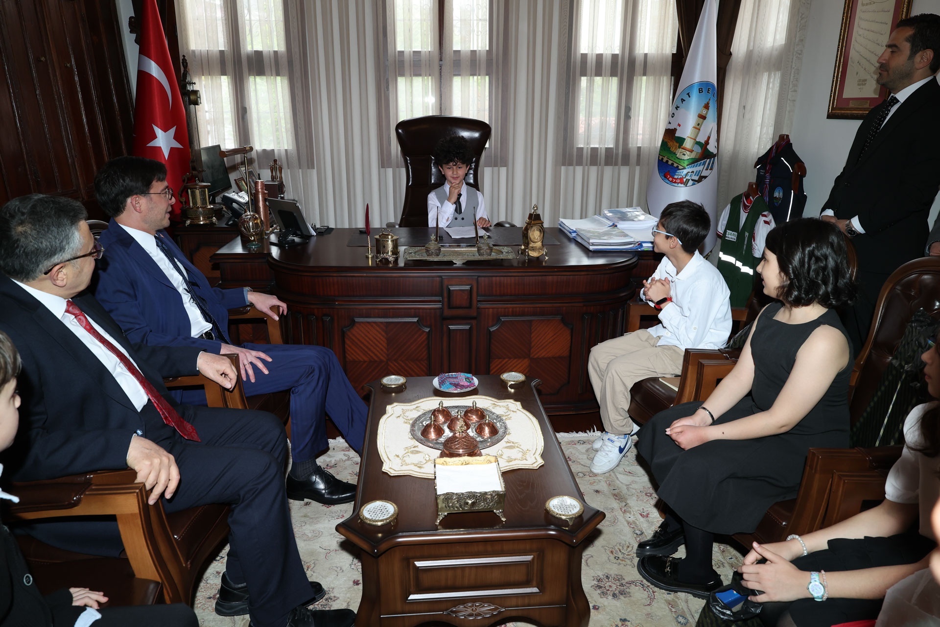 TEMSİLİ BAŞKAN MİNİK YUSUF ALİ ERGÜN BAŞKANLIK KOLTUĞUNDA