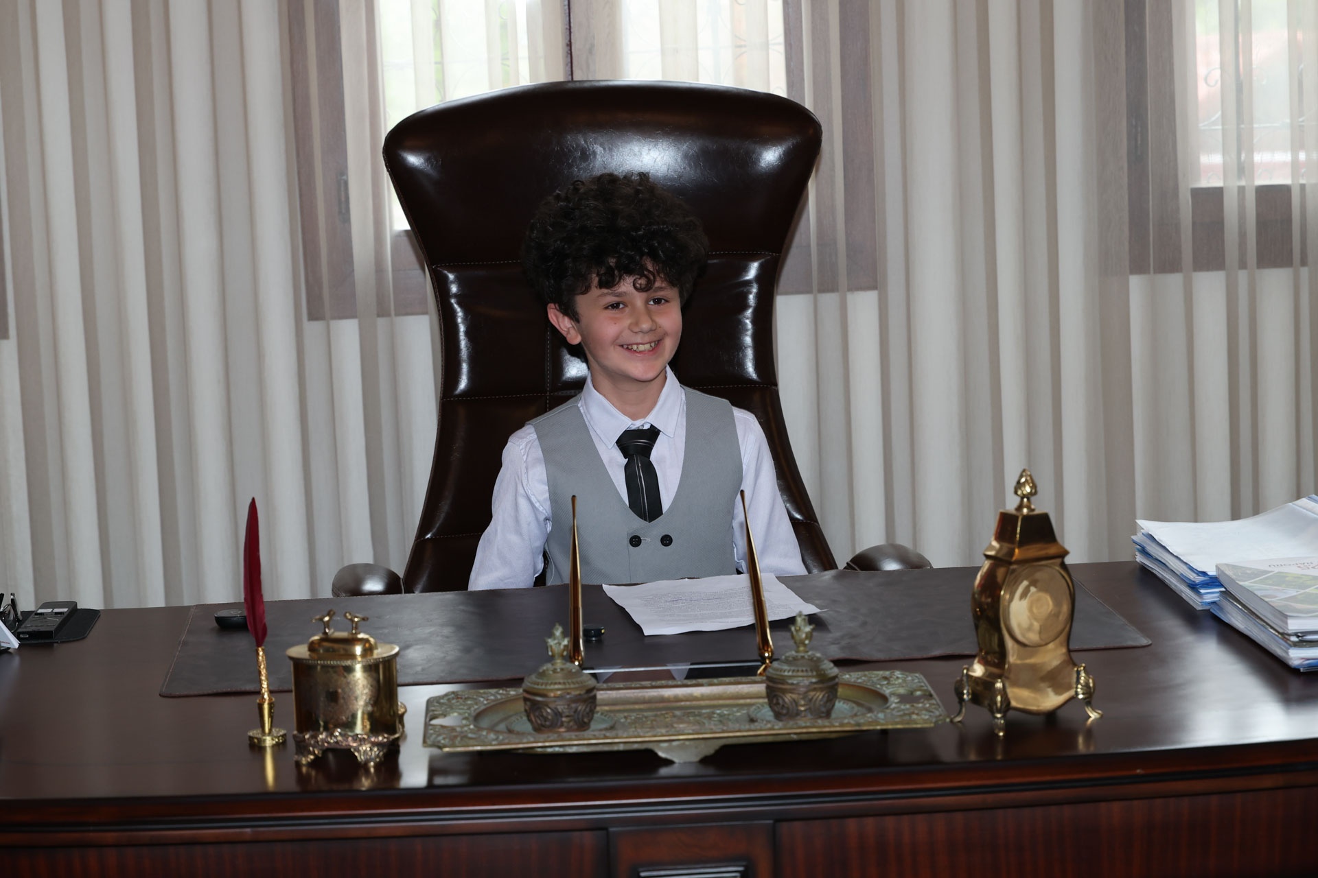 TEMSİLİ BAŞKAN MİNİK YUSUF ALİ ERGÜN BAŞKANLIK KOLTUĞUNDA