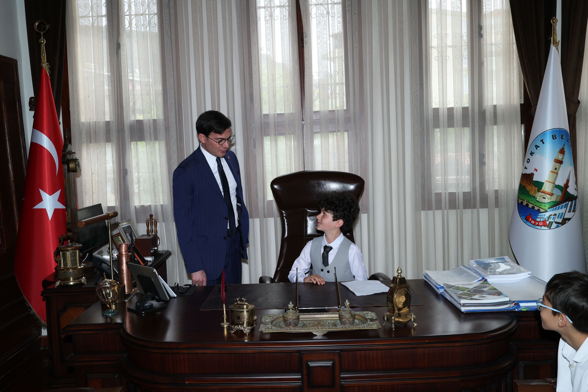 TEMSİLİ BAŞKAN MİNİK YUSUF ALİ ERGÜN BAŞKANLIK KOLTUĞUNDA