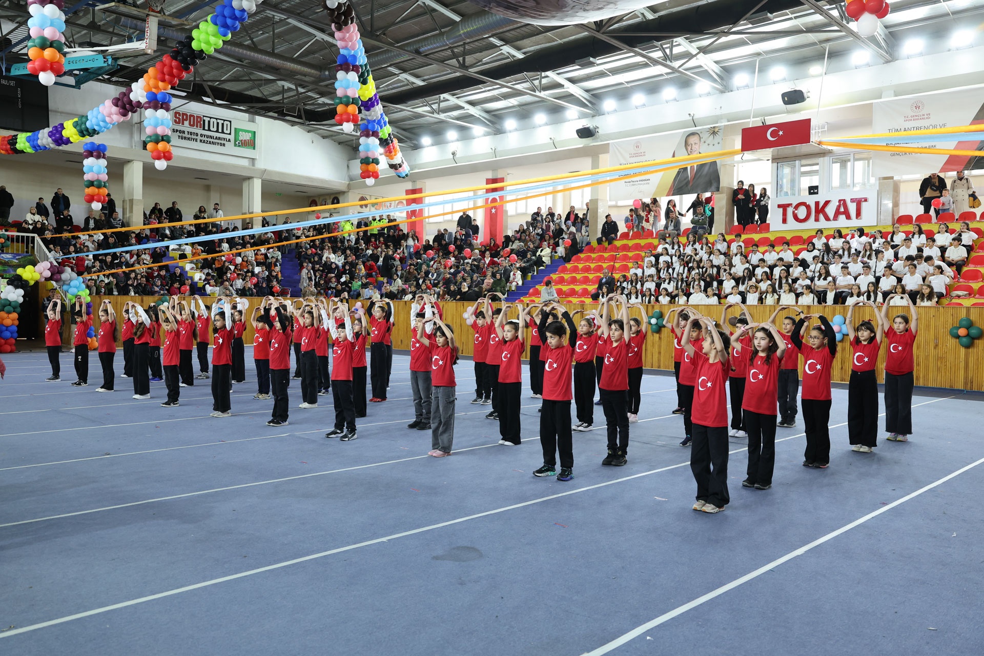 TOKAT’TA 23 NİSAN COŞKUSU VE DUYGU DOLU ANLAR BİR ARADA YAŞANDI