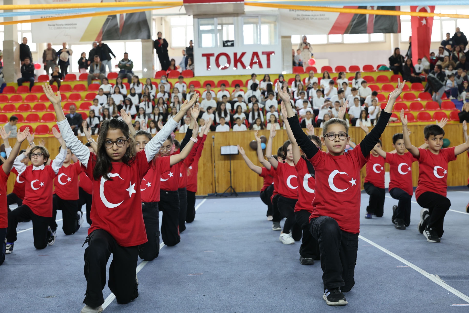 TOKAT’TA 23 NİSAN COŞKUSU VE DUYGU DOLU ANLAR BİR ARADA YAŞANDI