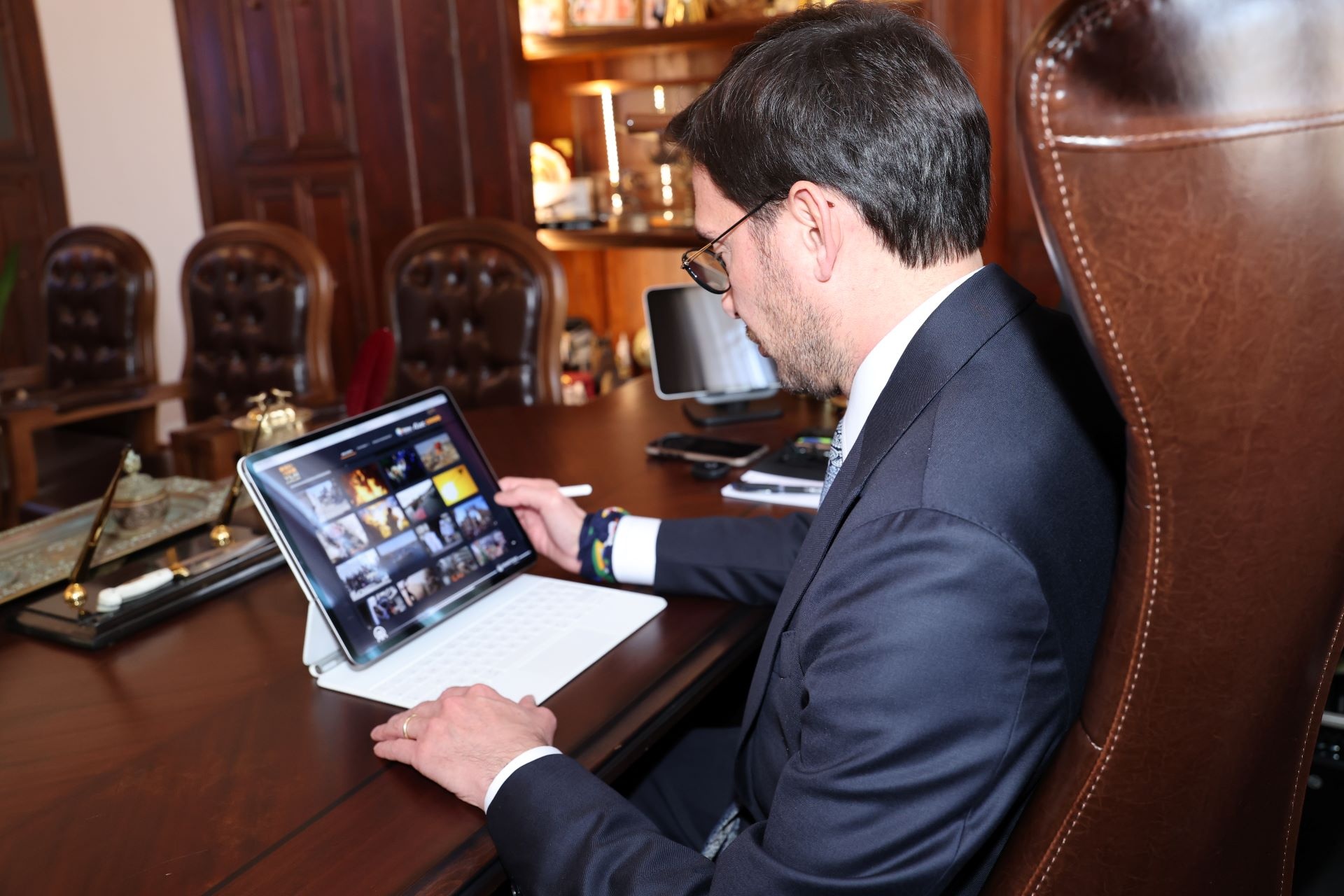 BAŞKAN YAZICIOĞLU AA’NIN YILIN KARELERİ’Nİ OYLADI