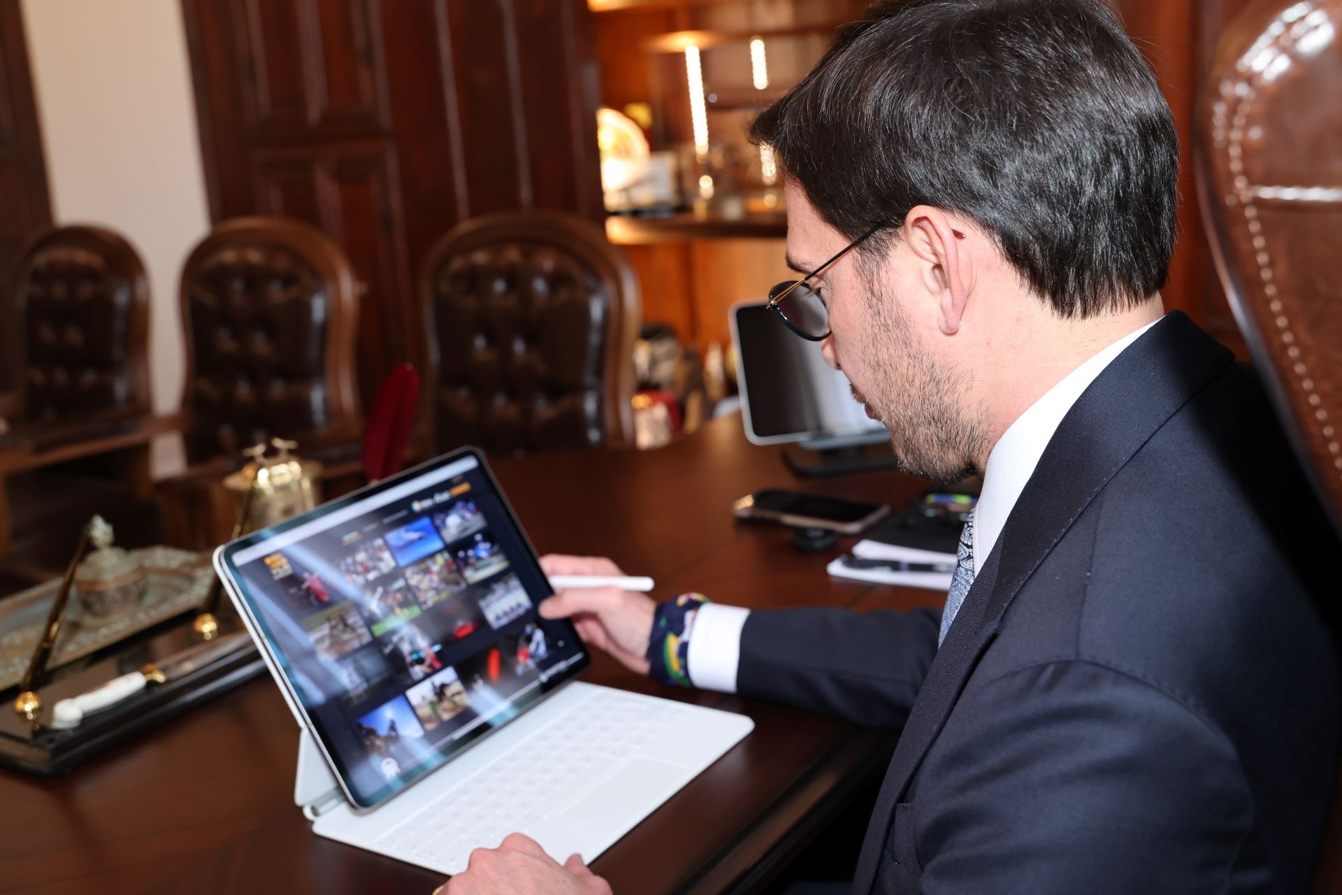 BAŞKAN YAZICIOĞLU AA’NIN YILIN KARELERİ’Nİ OYLADI