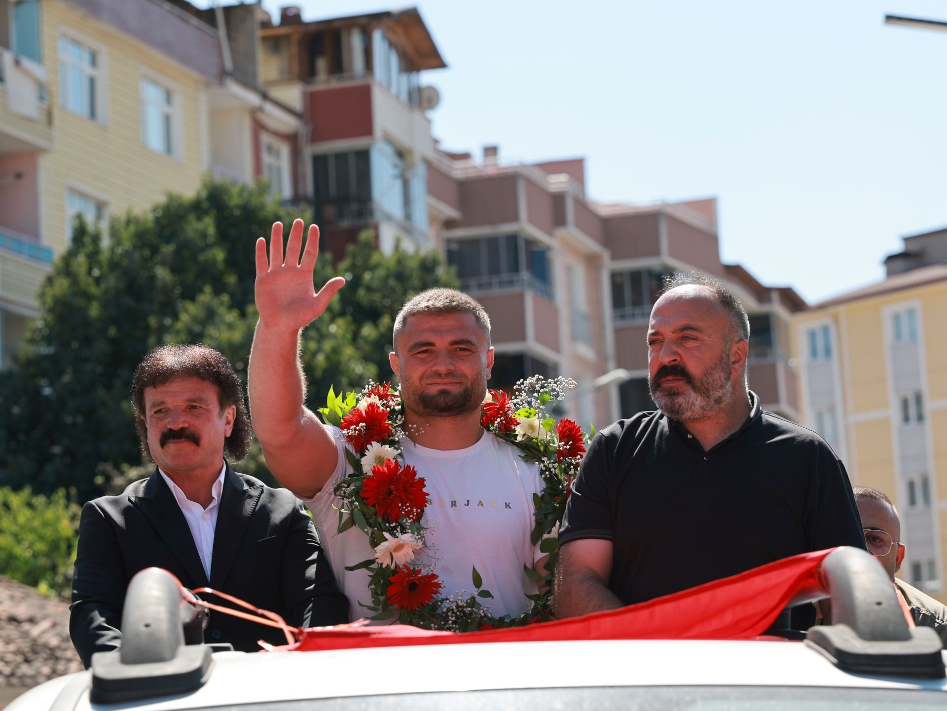 BAŞKAN YAZICIOĞLU BAŞPEHLİVAN SERHAT ELVAN’I TEBRİK ETTİ