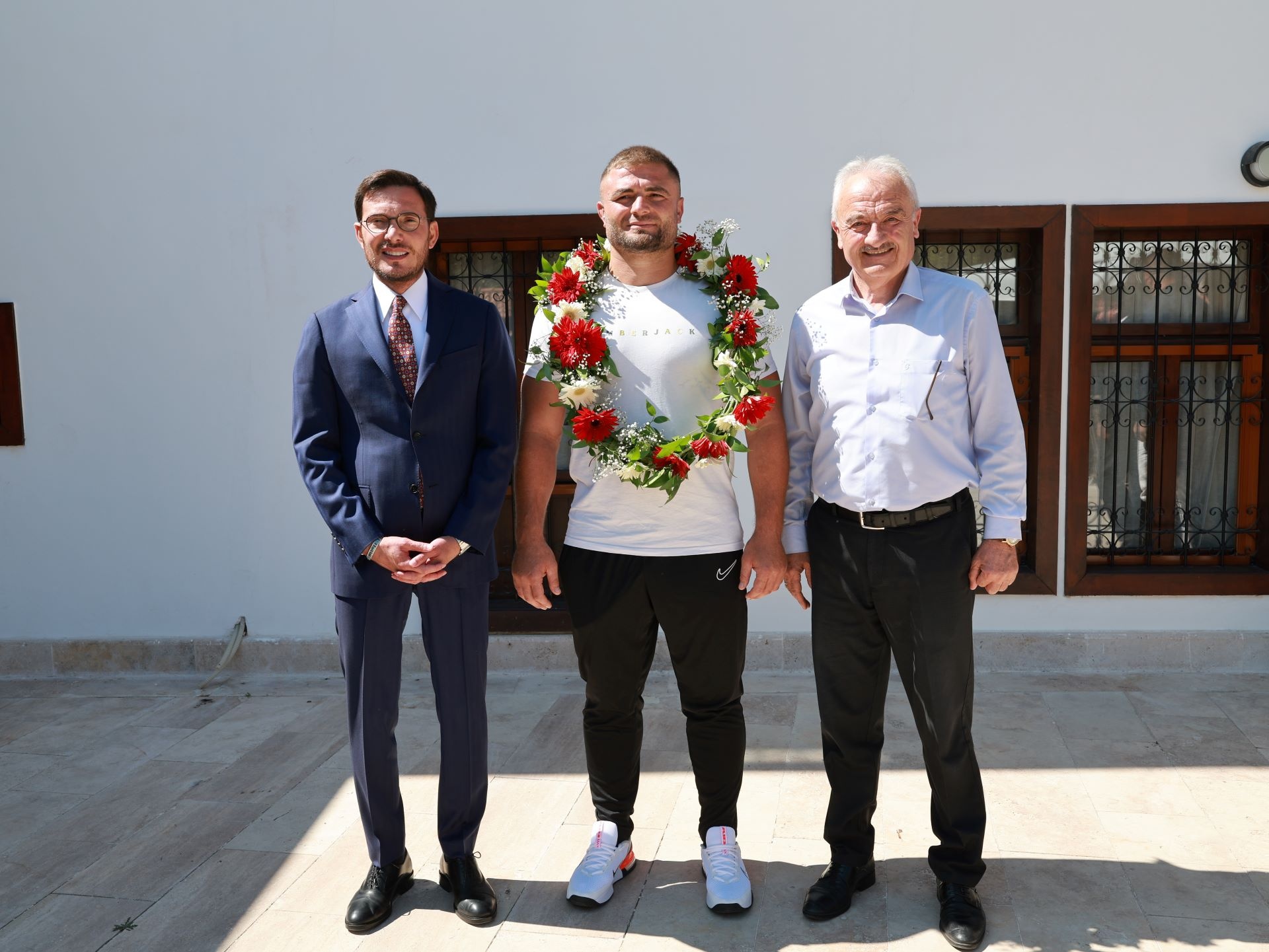 BAŞKAN YAZICIOĞLU BAŞPEHLİVAN SERHAT ELVAN’I TEBRİK ETTİ