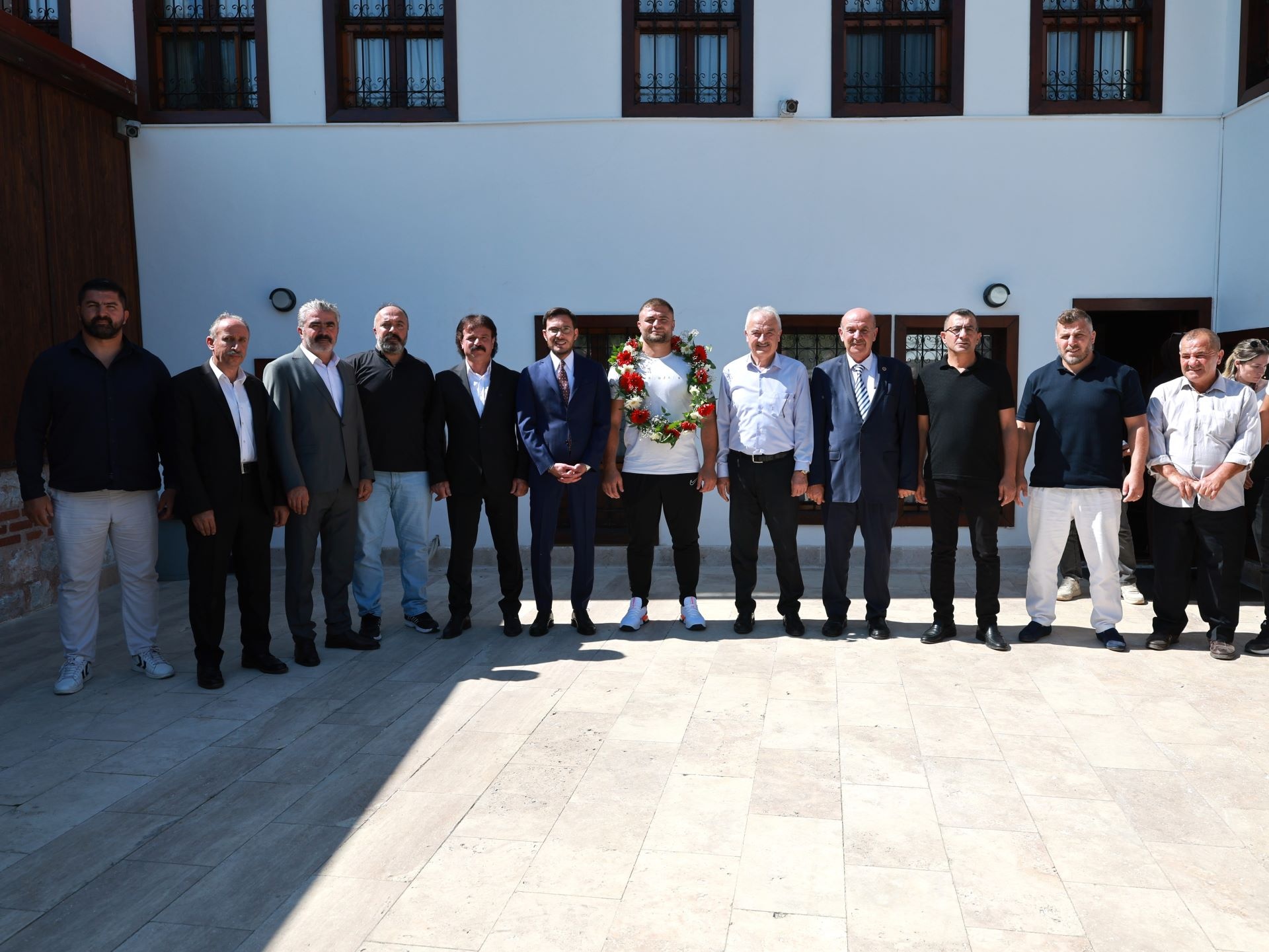 BAŞKAN YAZICIOĞLU BAŞPEHLİVAN SERHAT ELVAN’I TEBRİK ETTİ
