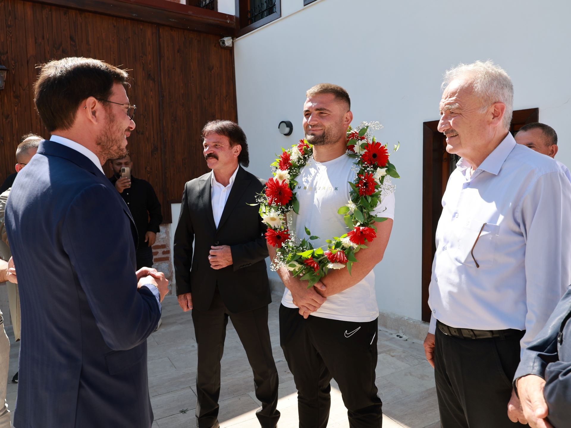 BAŞKAN YAZICIOĞLU BAŞPEHLİVAN SERHAT ELVAN’I TEBRİK ETTİ