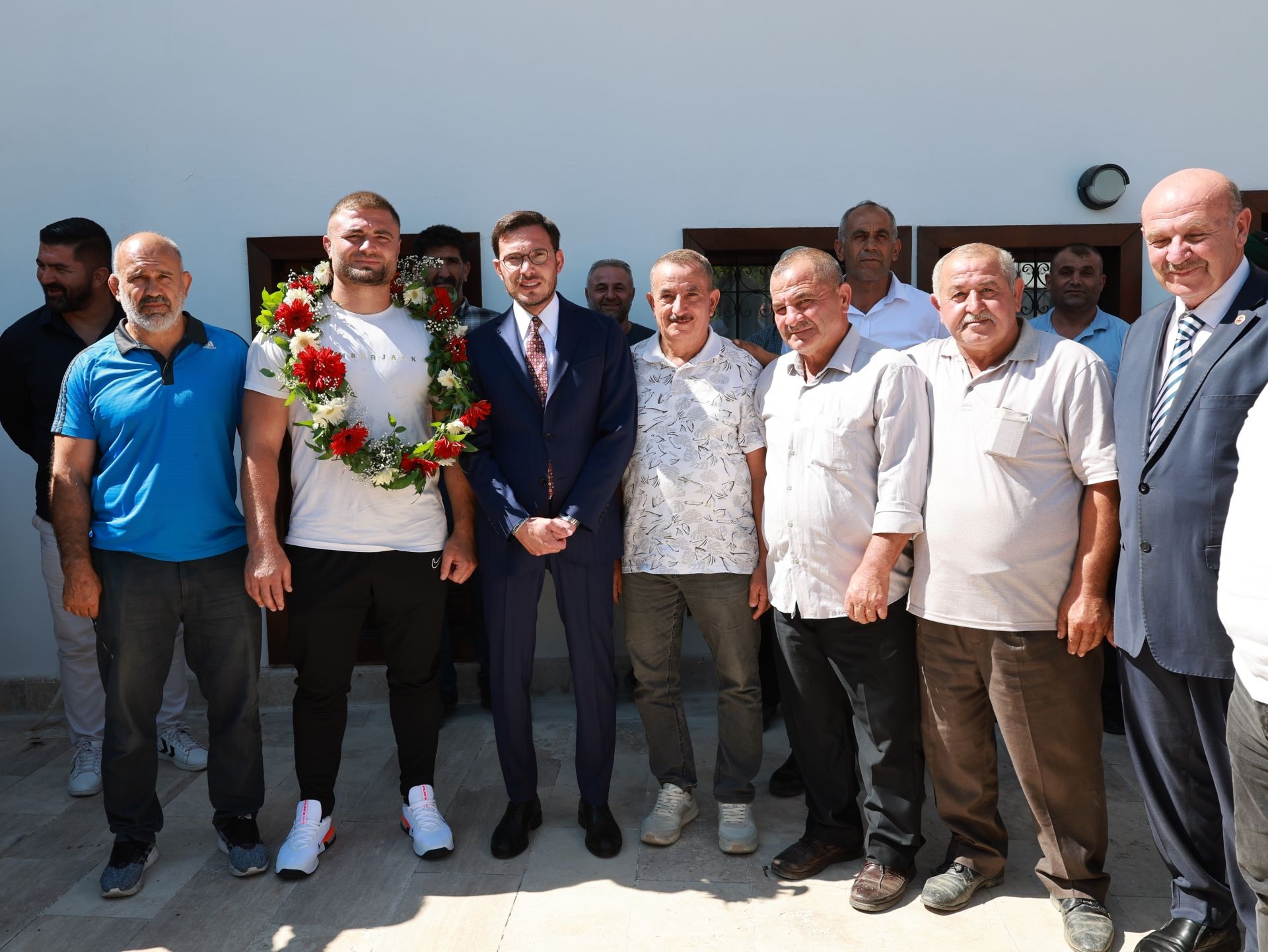 BAŞKAN YAZICIOĞLU BAŞPEHLİVAN SERHAT ELVAN’I TEBRİK ETTİ
