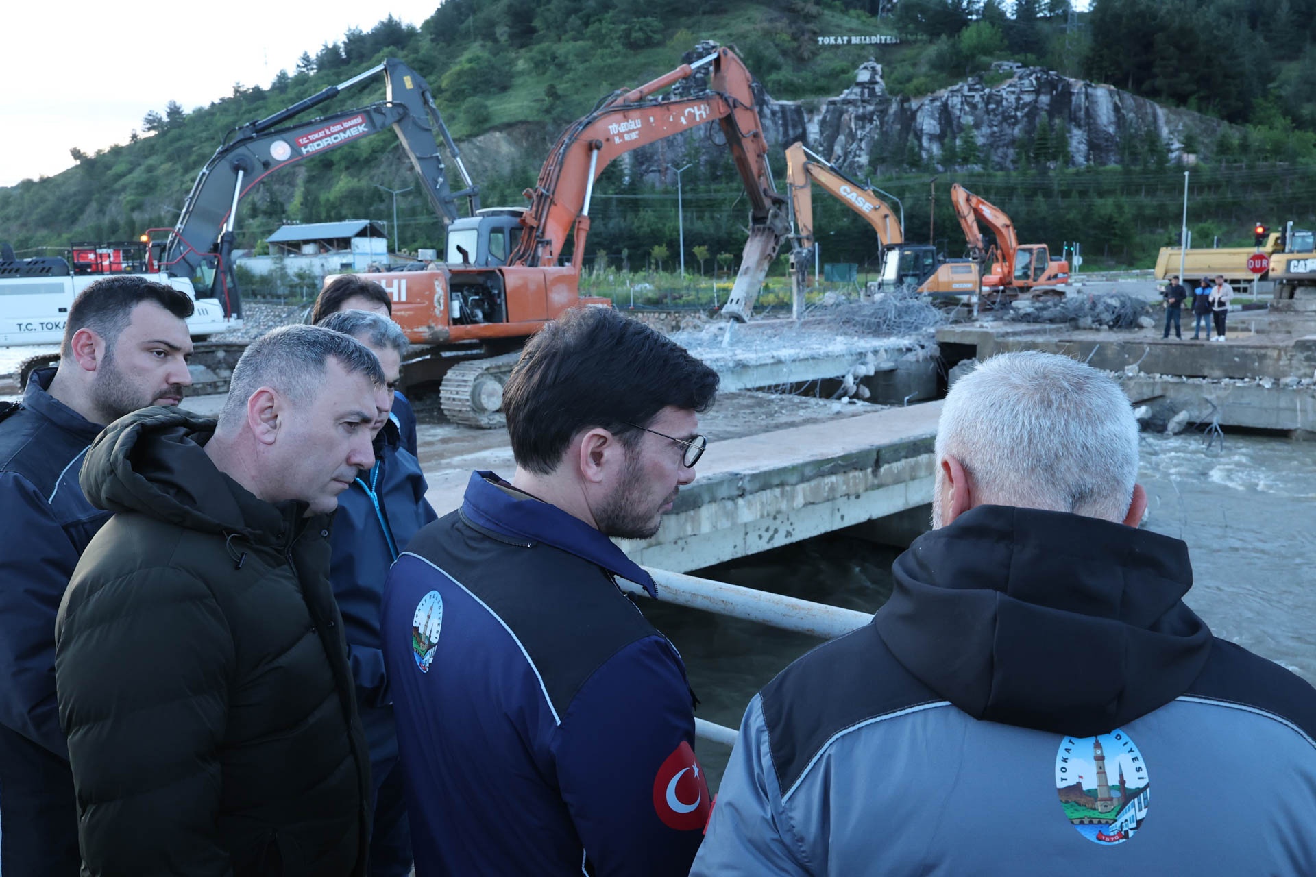 TAŞKIN RİSKİNE KARŞI ÇEDAŞ KÖPRÜSÜNDE YIKIM ÇALIŞMALARI SÜRÜYOR