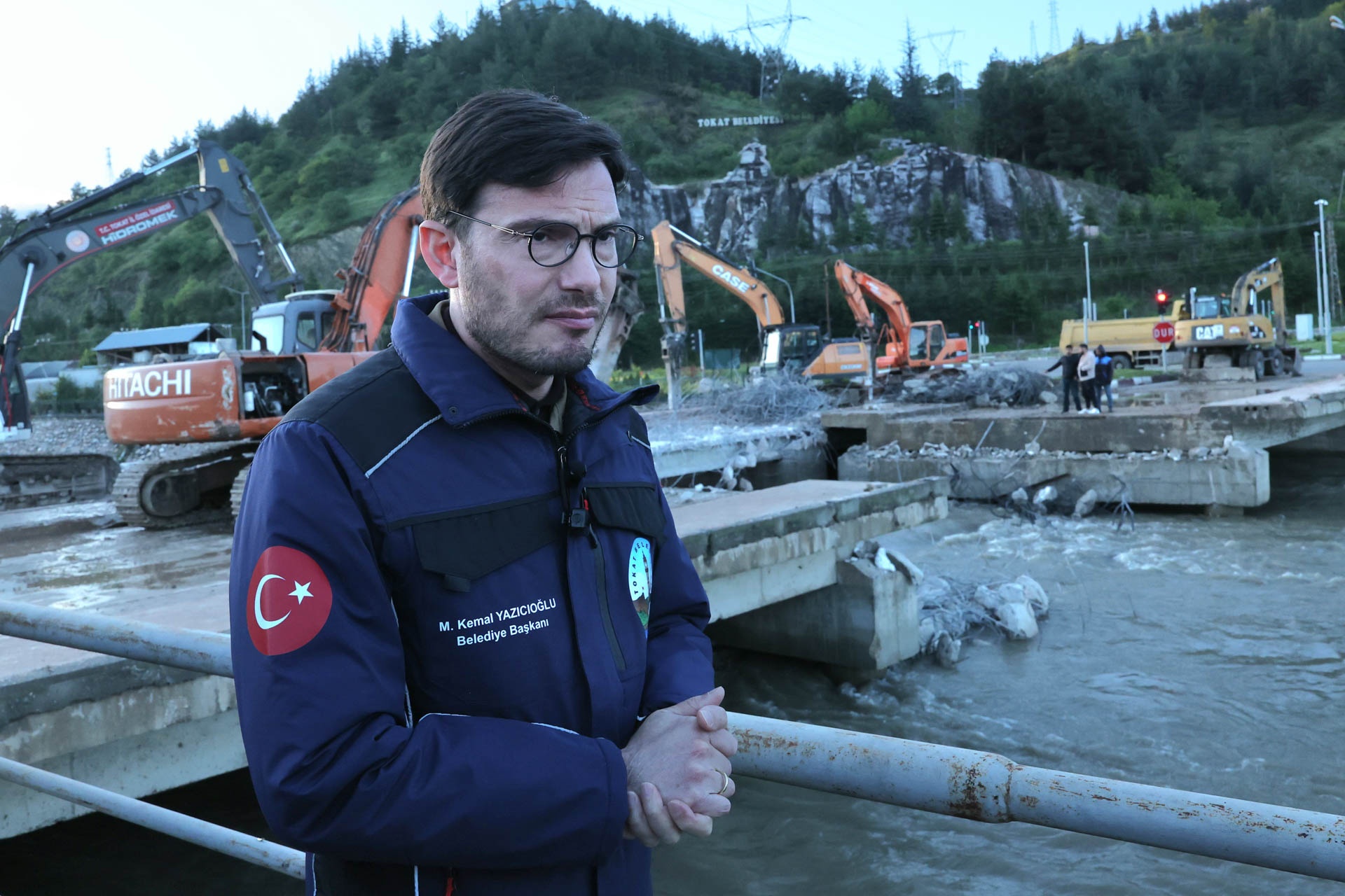 TAŞKIN RİSKİNE KARŞI ÇEDAŞ KÖPRÜSÜNDE YIKIM ÇALIŞMALARI SÜRÜYOR