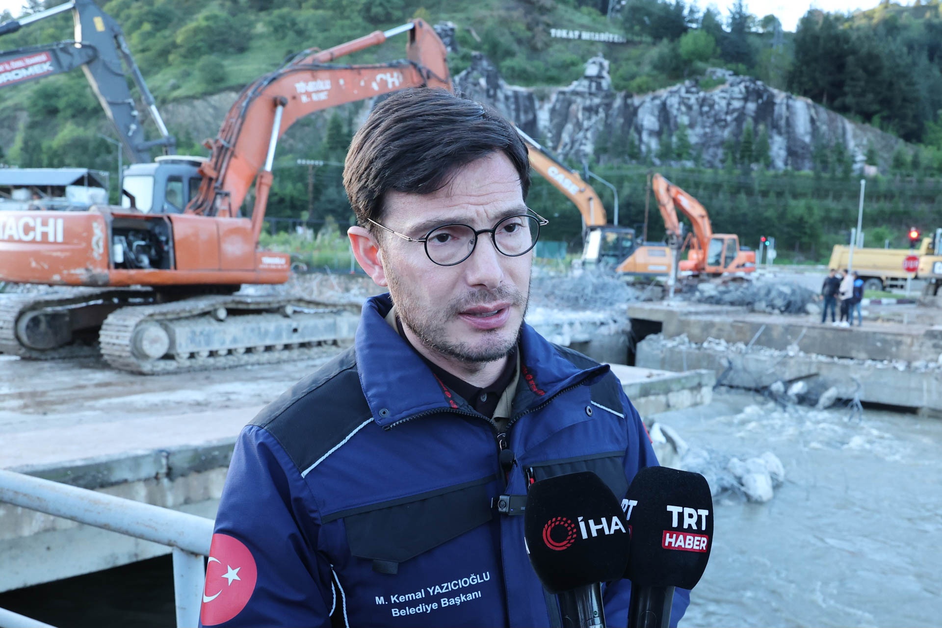 TAŞKIN RİSKİNE KARŞI ÇEDAŞ KÖPRÜSÜNDE YIKIM ÇALIŞMALARI SÜRÜYOR
