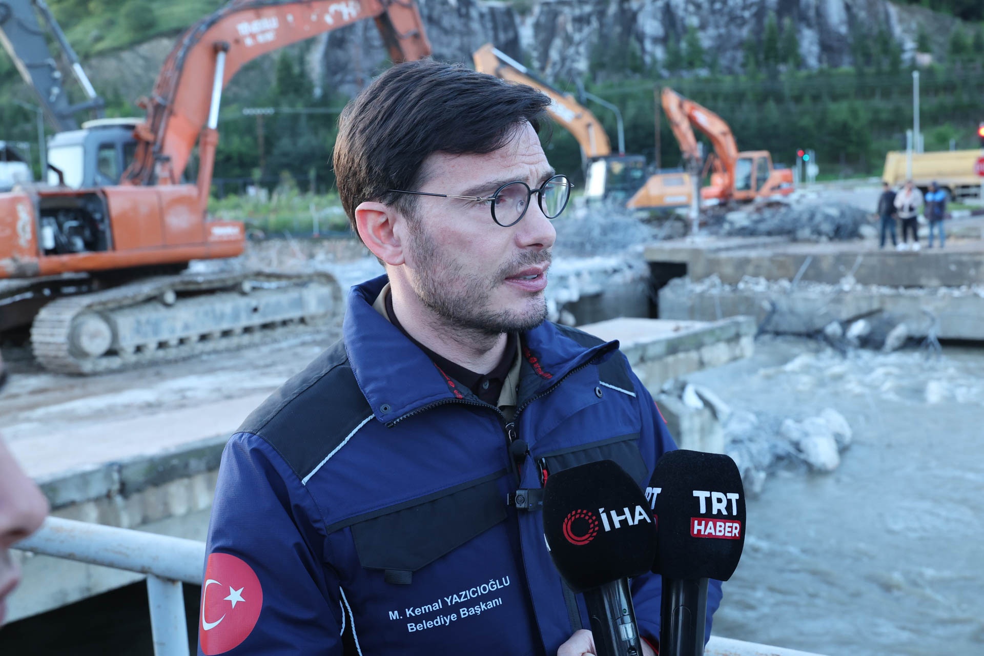 TAŞKIN RİSKİNE KARŞI ÇEDAŞ KÖPRÜSÜNDE YIKIM ÇALIŞMALARI SÜRÜYOR