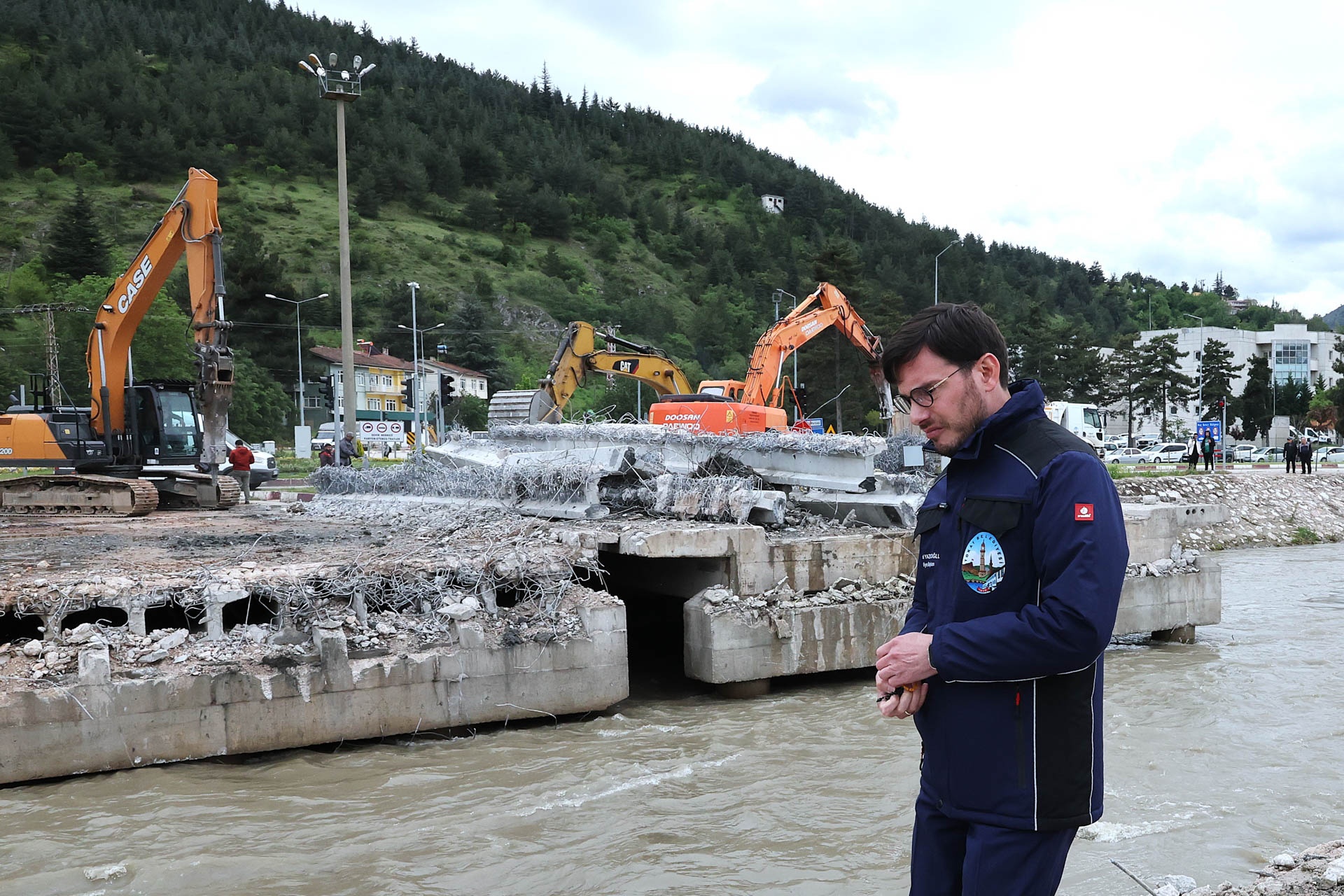 BAŞKAN YAZICIOĞLU’NDAN YIKIMI GERÇEKLEŞTİRİLEN ÇEDAŞ KÖPRÜSÜ YERİNE YENİ KÖPRÜ MÜJDESİ