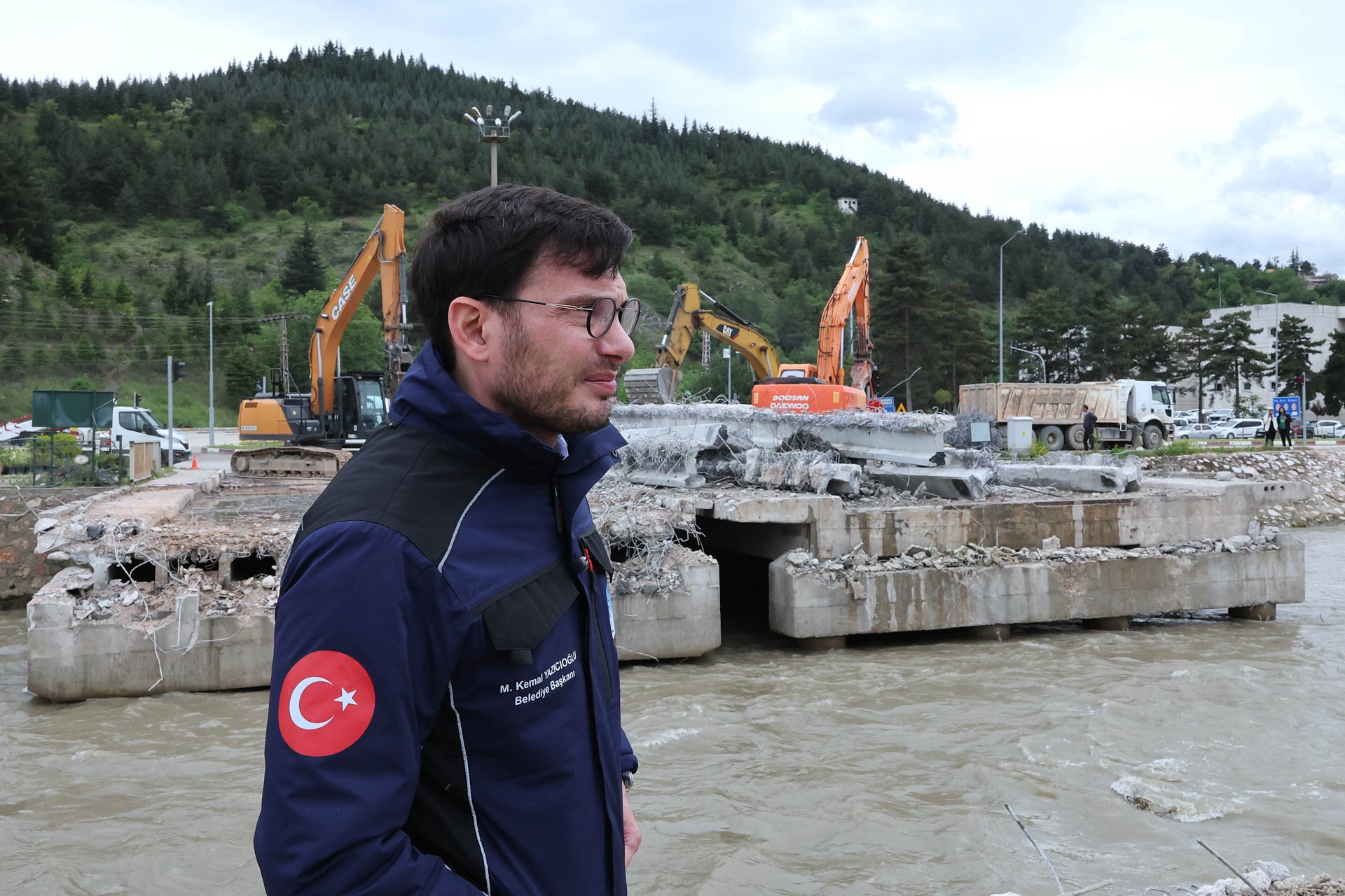 BAŞKAN YAZICIOĞLU’NDAN YIKIMI GERÇEKLEŞTİRİLEN ÇEDAŞ KÖPRÜSÜ YERİNE YENİ KÖPRÜ MÜJDESİ