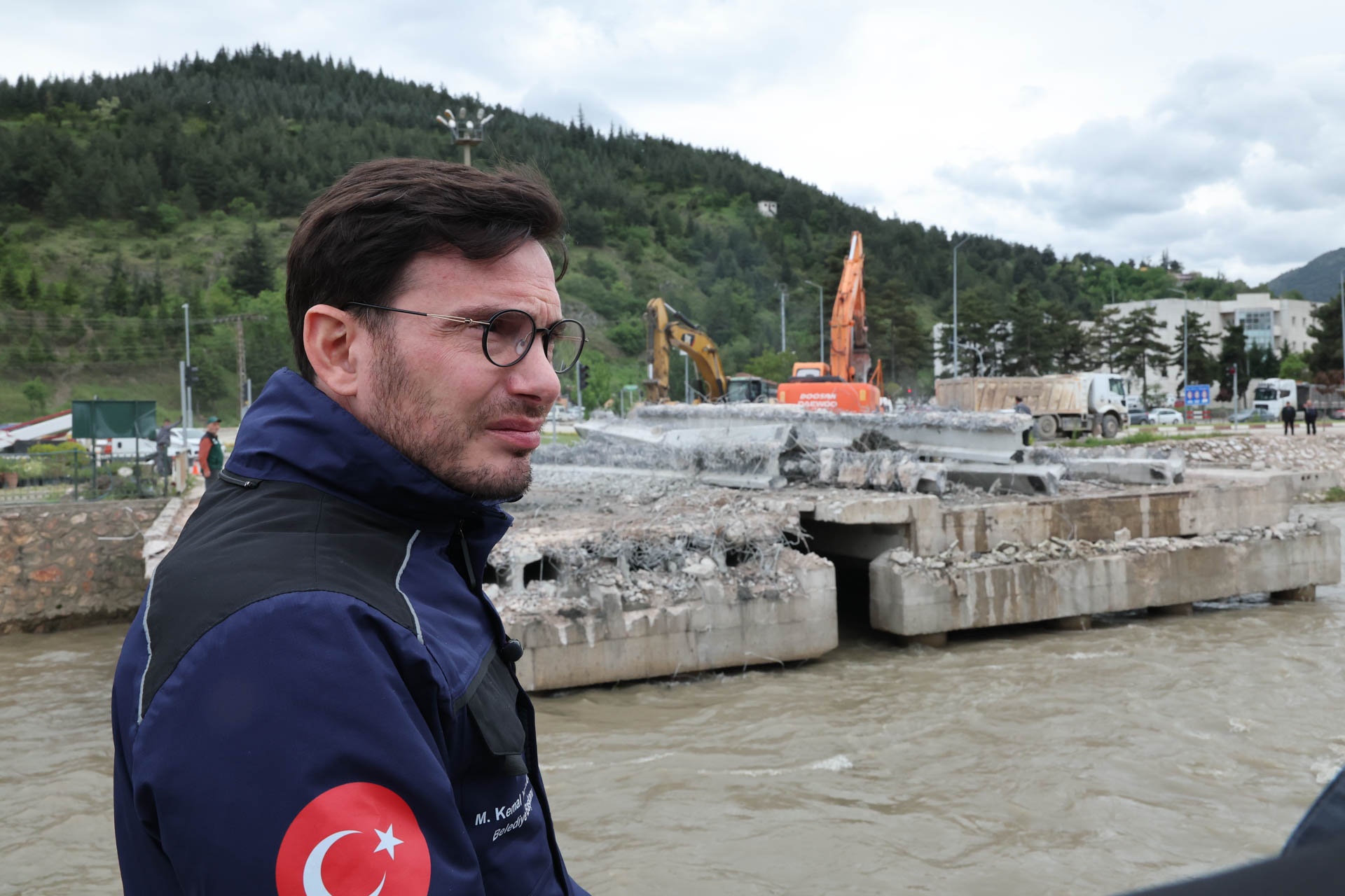 BAŞKAN YAZICIOĞLU’NDAN YIKIMI GERÇEKLEŞTİRİLEN ÇEDAŞ KÖPRÜSÜ YERİNE YENİ KÖPRÜ MÜJDESİ