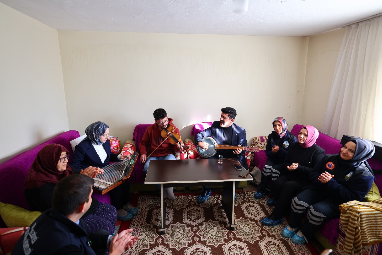 TOKAT BELEDİYESİ’NDEN YAŞLILARA HEM TEMİZLİK HEM DE CANLI MÜZİK HİZMETİ