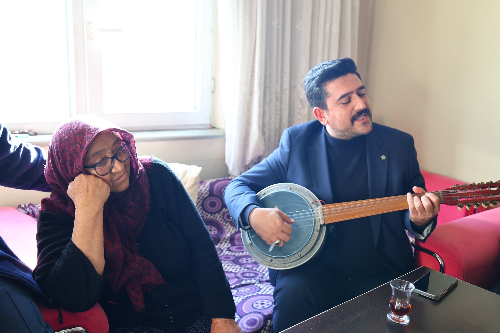 TOKAT BELEDİYESİ’NDEN YAŞLILARA HEM TEMİZLİK HEM DE CANLI MÜZİK HİZMETİ