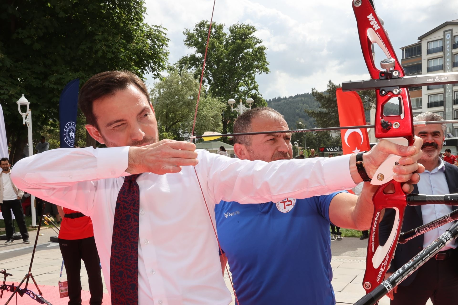 BAŞKAN YAZICIOĞLU, BAŞARILI GENÇLERE BİSİKLET HEDİYE ETTİ