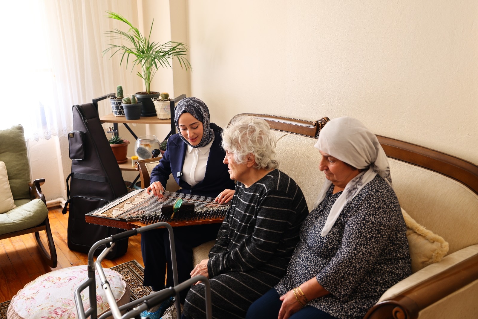 TOKAT BELEDİYESİ’NDEN YAŞLILARA HEM TEMİZLİK HEM DE CANLI MÜZİK HİZMETİ