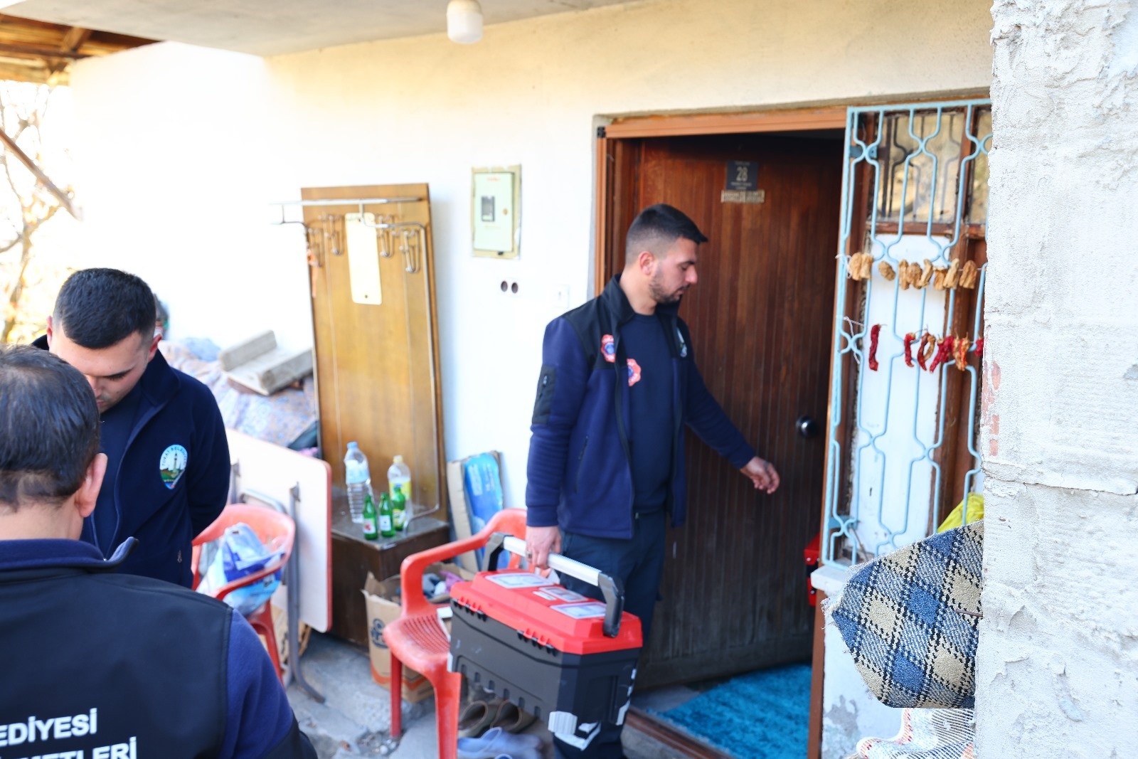 TOKAT BELEDİYESİ’NDEN YAŞLILARA HEM TEMİZLİK HEM DE CANLI MÜZİK HİZMETİ