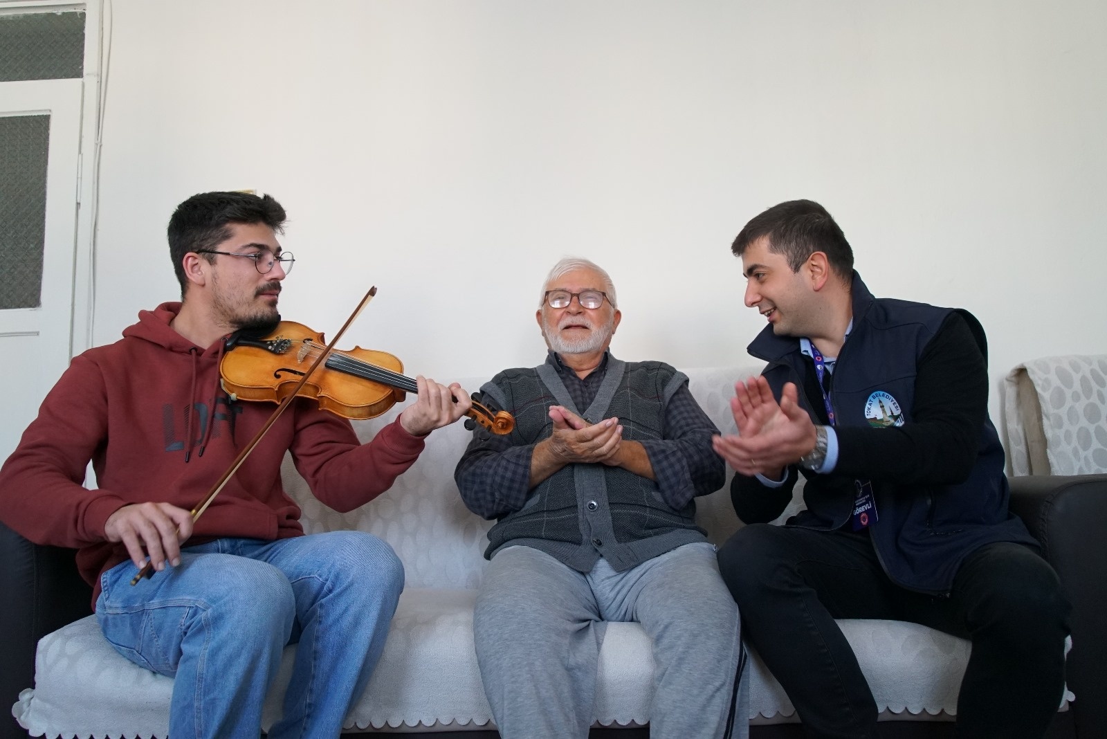 TOKAT BELEDİYESİ’NDEN YAŞLILARA HEM TEMİZLİK HEM DE CANLI MÜZİK HİZMETİ