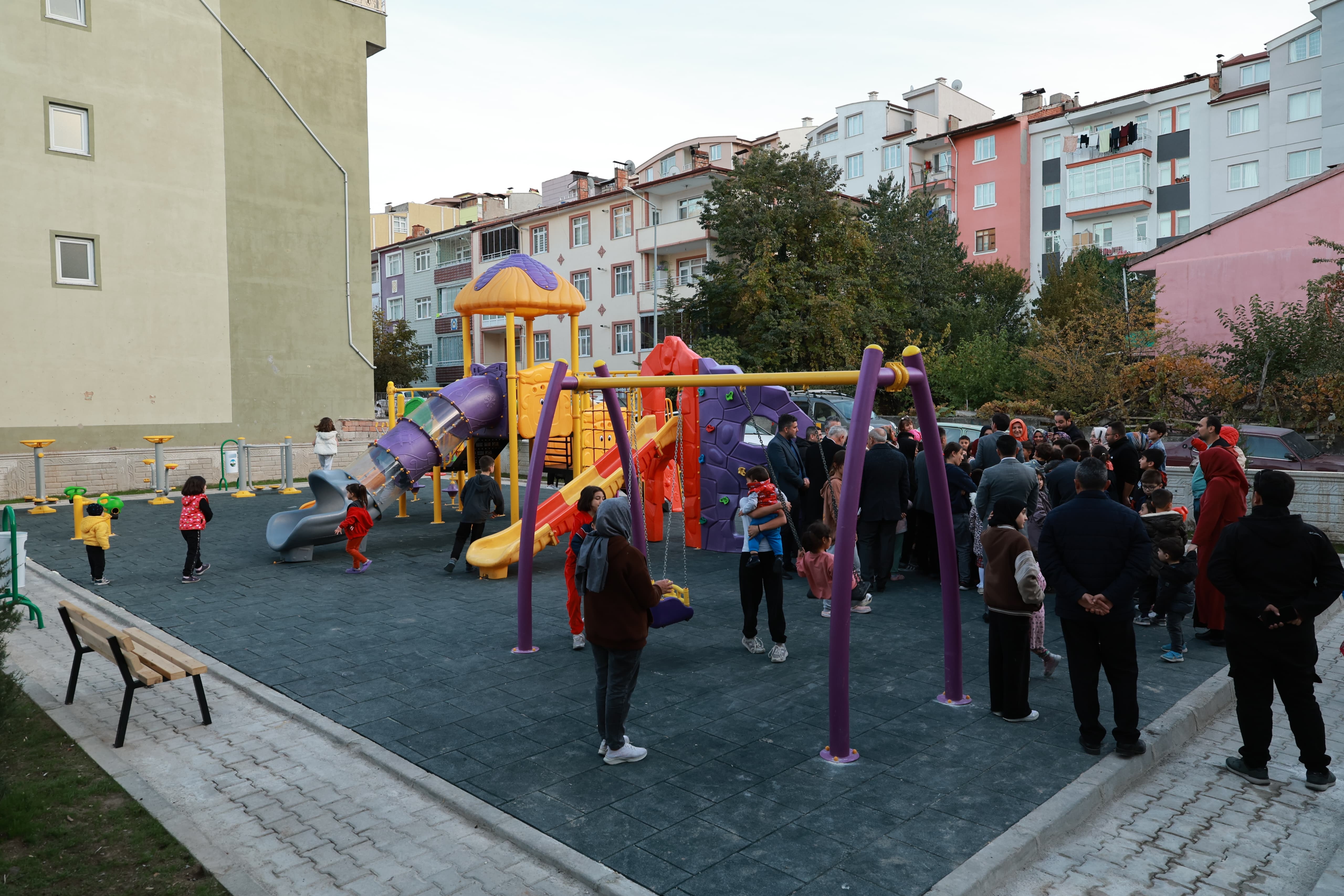 SOĞUKPINAR MAHALLESİ YILLARDIR BEKLENEN PARKINA KAVUŞTU