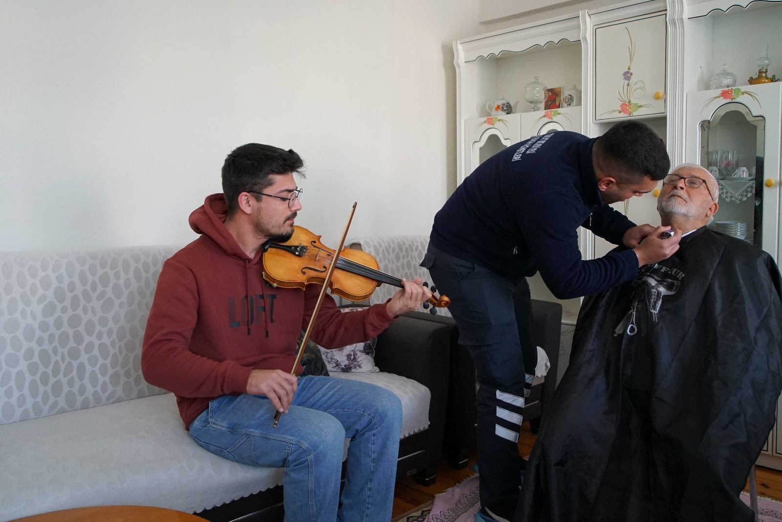 TOKAT BELEDİYESİ’NDEN YAŞLILARA HEM TEMİZLİK HEM DE CANLI MÜZİK HİZMETİ