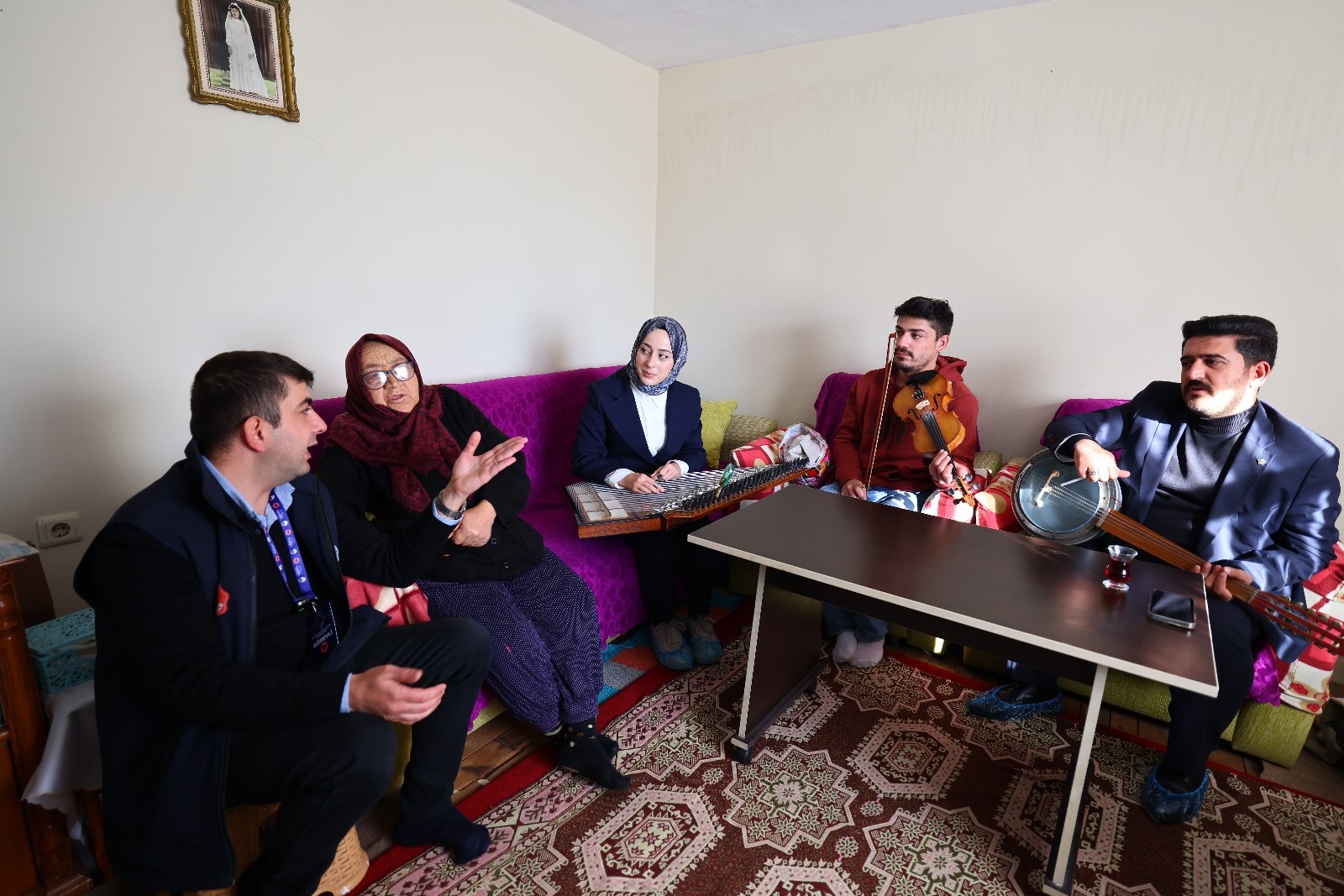 TOKAT BELEDİYESİ’NDEN YAŞLILARA HEM TEMİZLİK HEM DE CANLI MÜZİK HİZMETİ