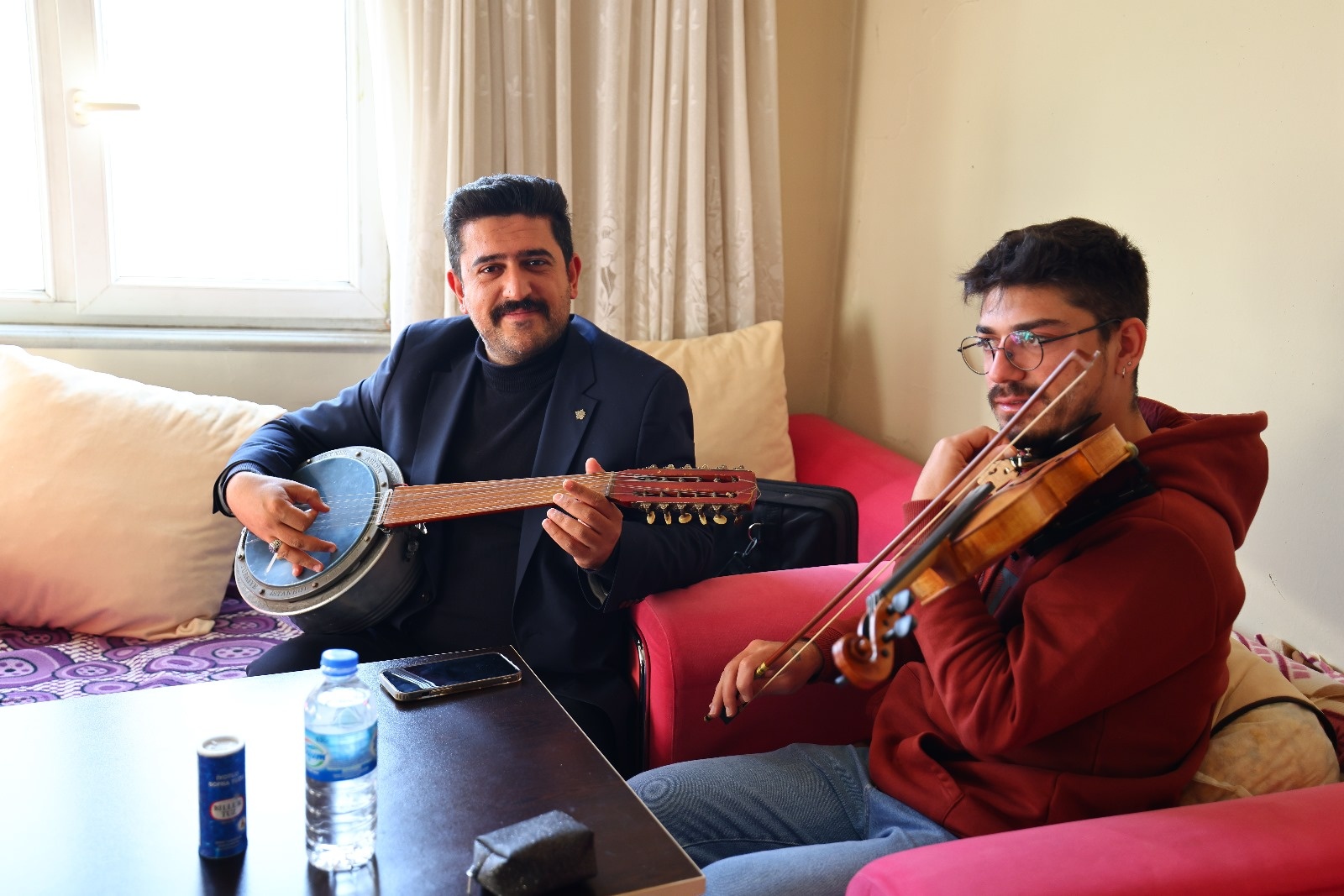 TOKAT BELEDİYESİ’NDEN YAŞLILARA HEM TEMİZLİK HEM DE CANLI MÜZİK HİZMETİ