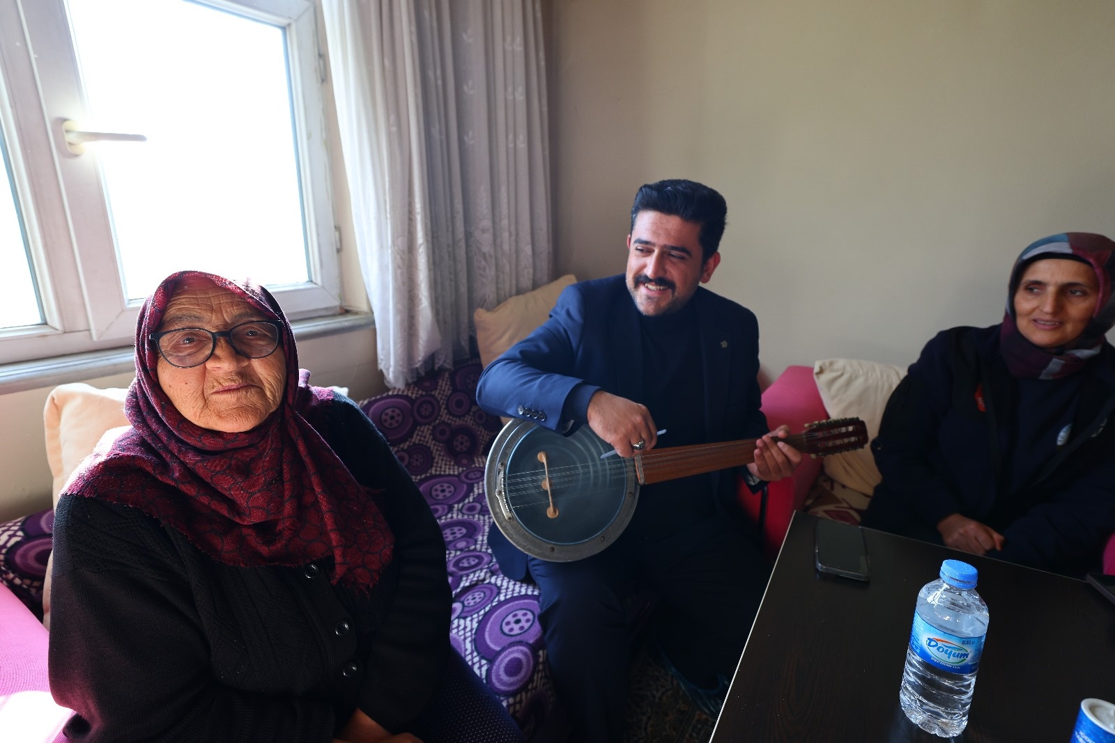 TOKAT BELEDİYESİ’NDEN YAŞLILARA HEM TEMİZLİK HEM DE CANLI MÜZİK HİZMETİ