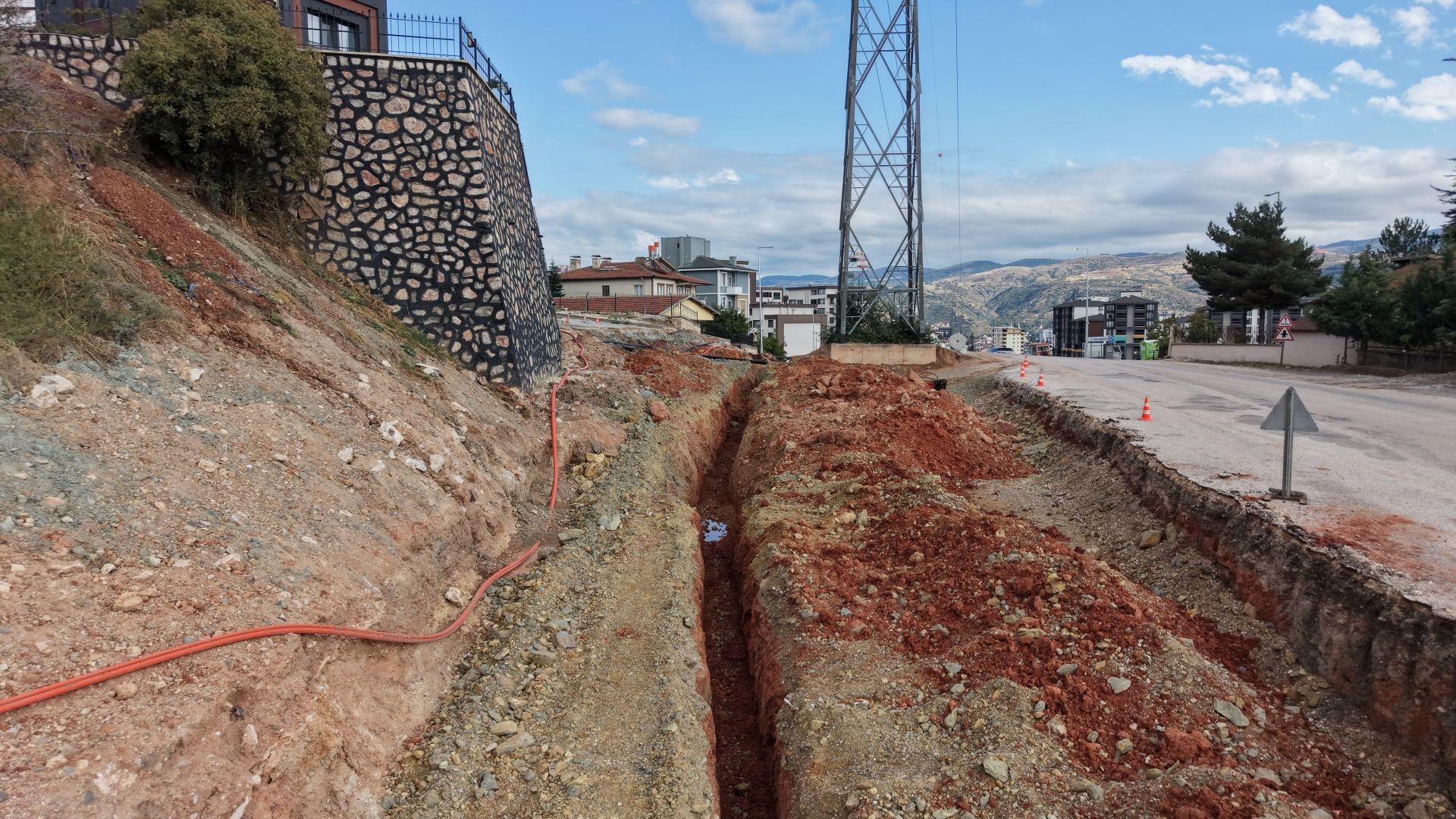 ALTIYÜZEVLER’DE İÇME SUYU HATTI YENİLENİYOR