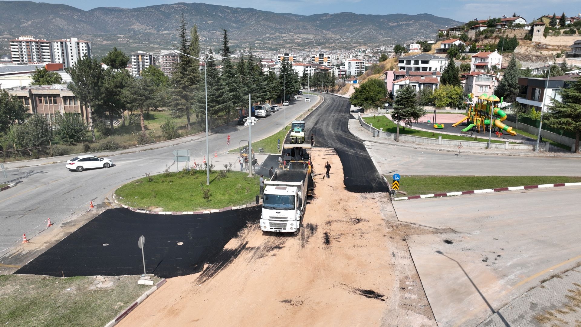 DENİZLİ CADDESİ BAŞTAN SONA YENİLENDİ