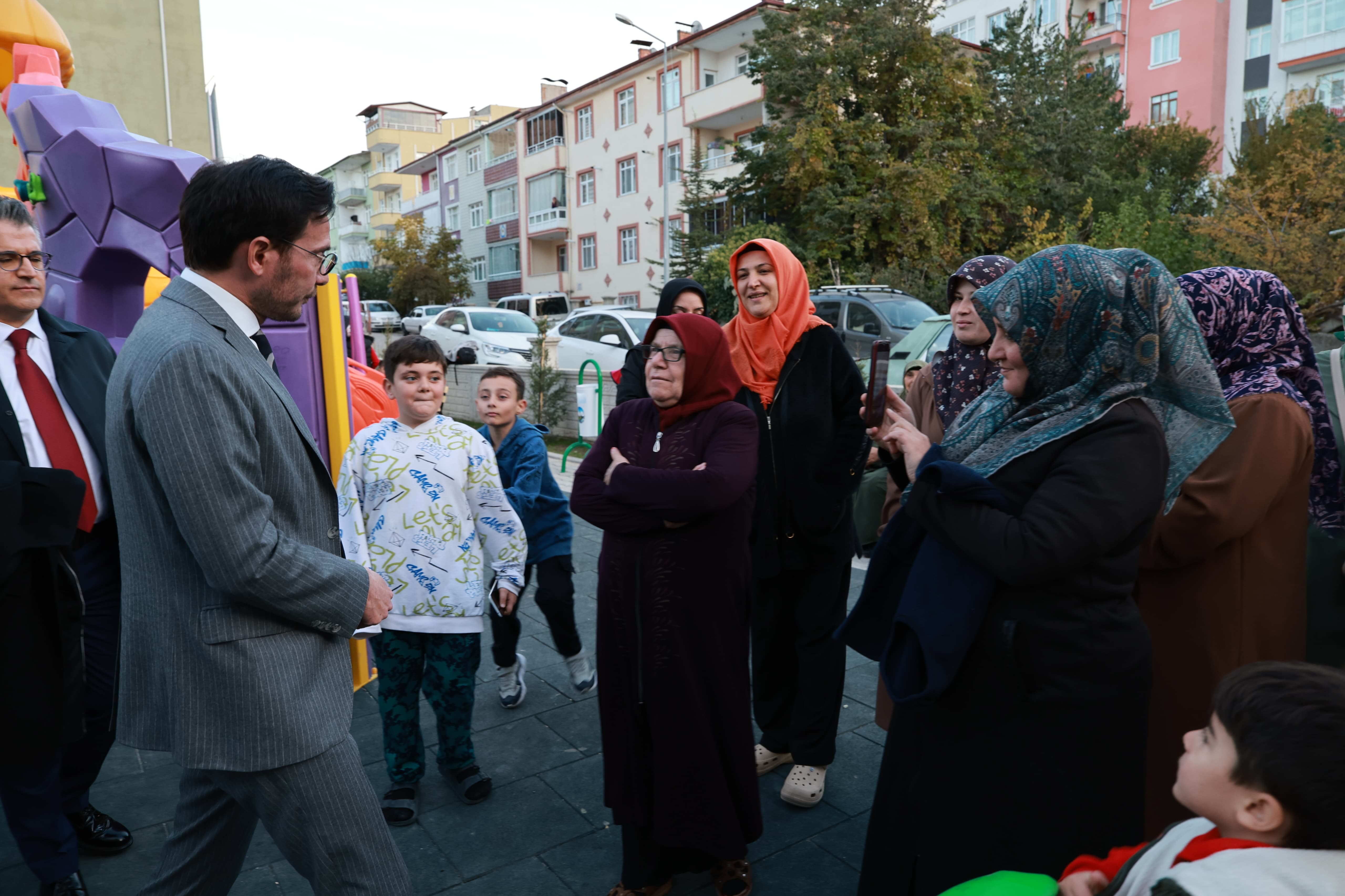 SOĞUKPINAR MAHALLESİ YILLARDIR BEKLENEN PARKINA KAVUŞTU