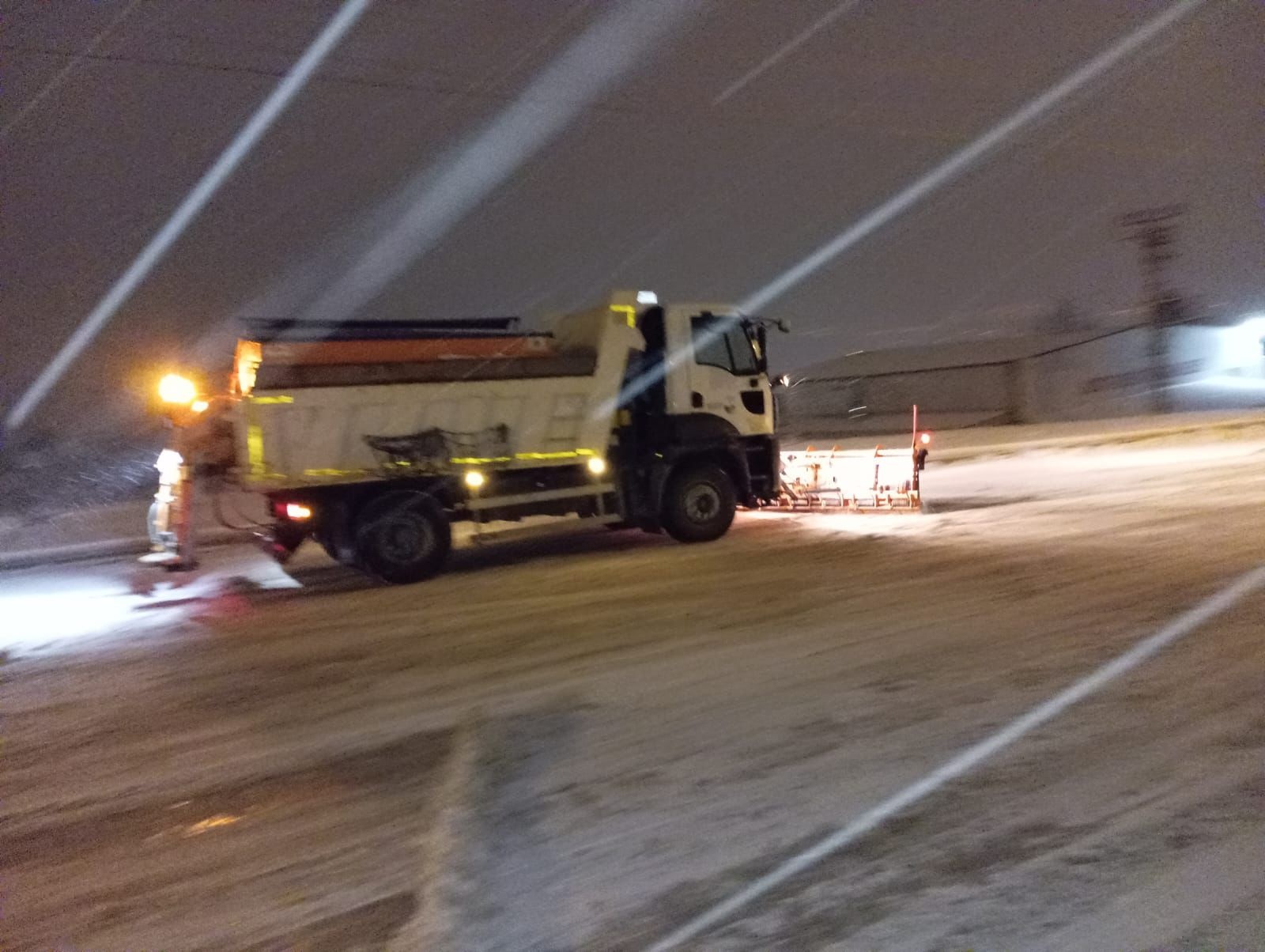 TOKAT BELEDİYESİ KARLA MÜCADELEDE TÜM EKİPLERİYLE SAHADA