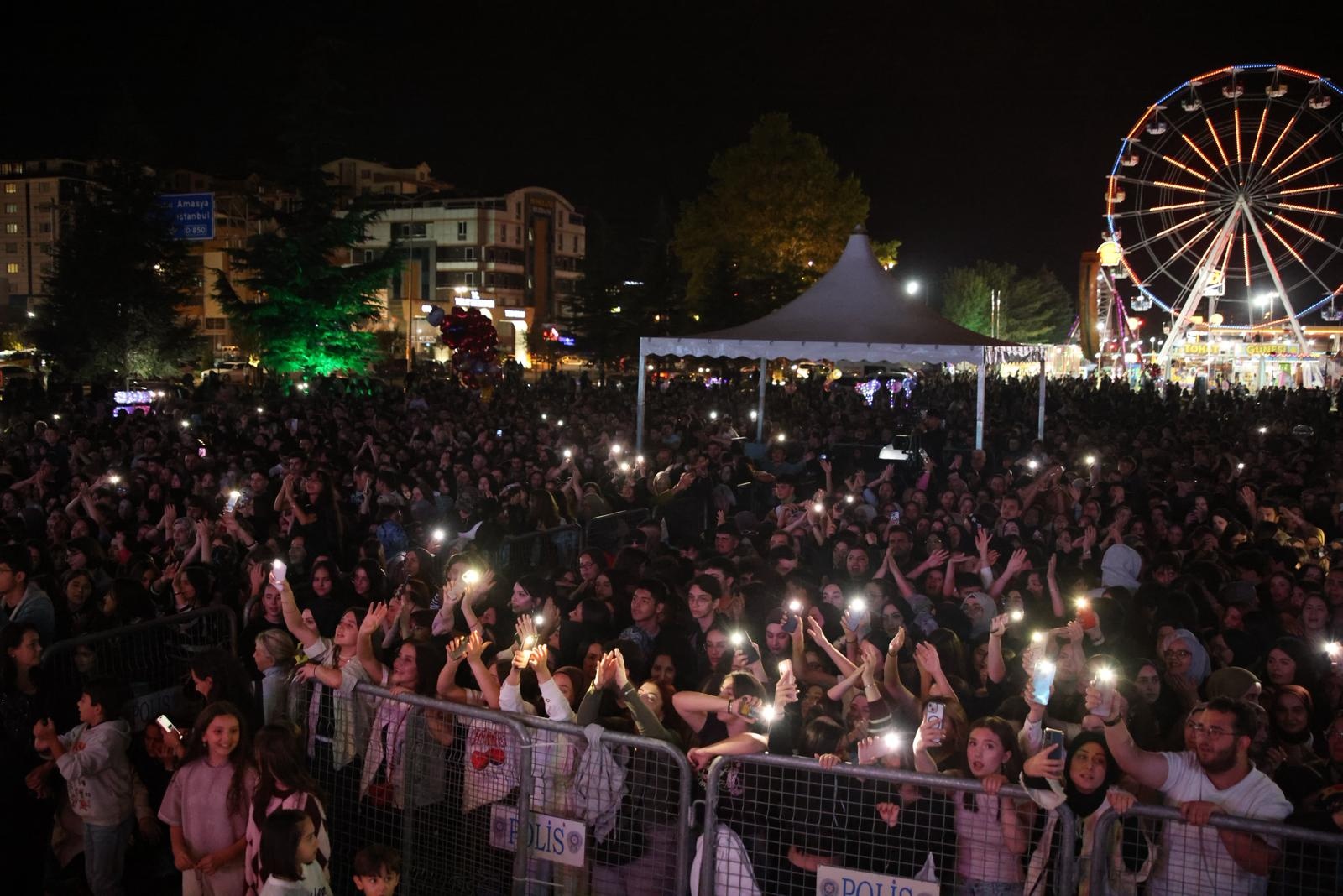 OĞUZHAN KOÇ KONSERİNDE ON BİNLERCE TOKATLI BULUŞTU